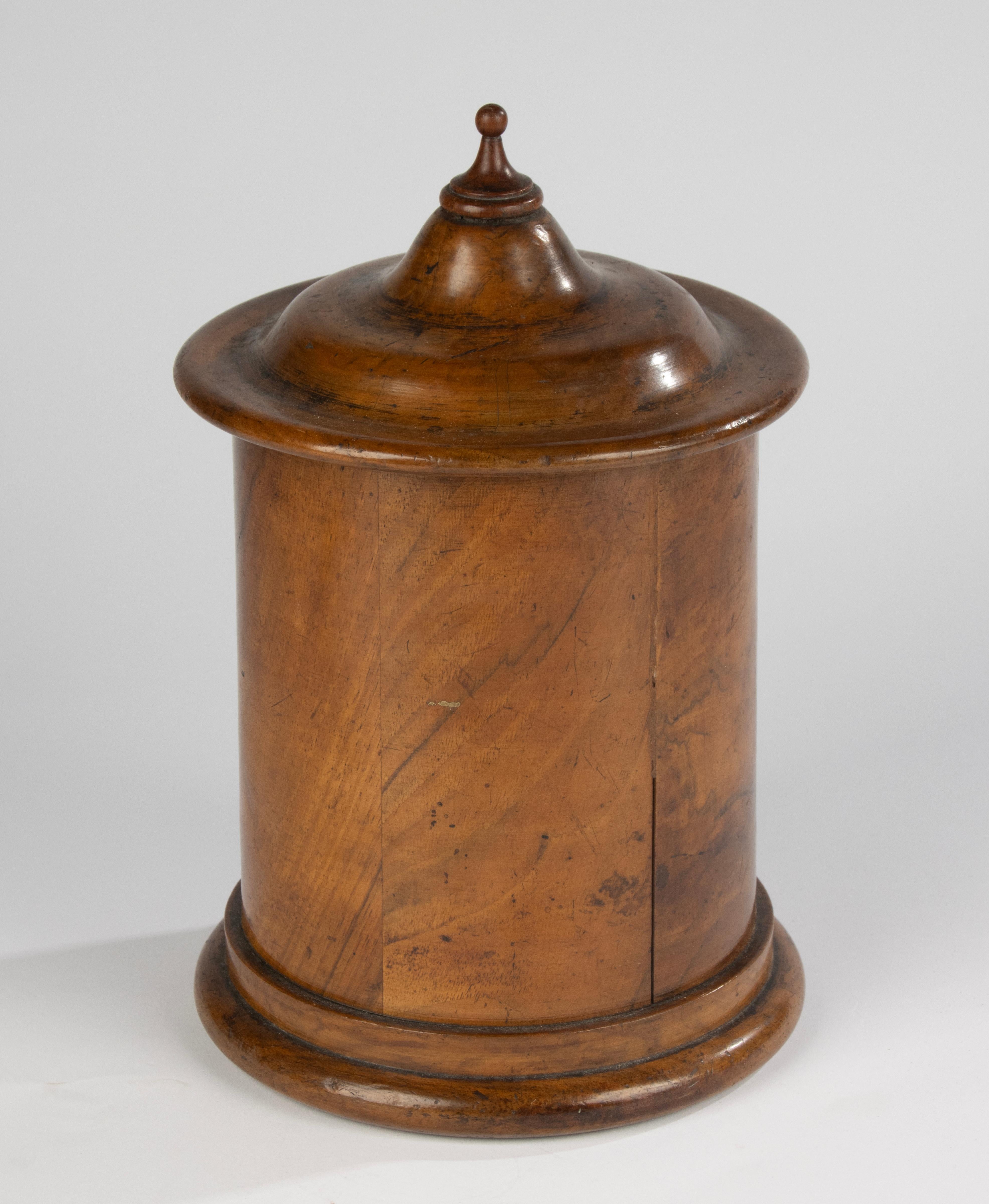 Scatola con coperchio della metà del XIX secolo - Francese - Noce - Patina calda in vendita 10