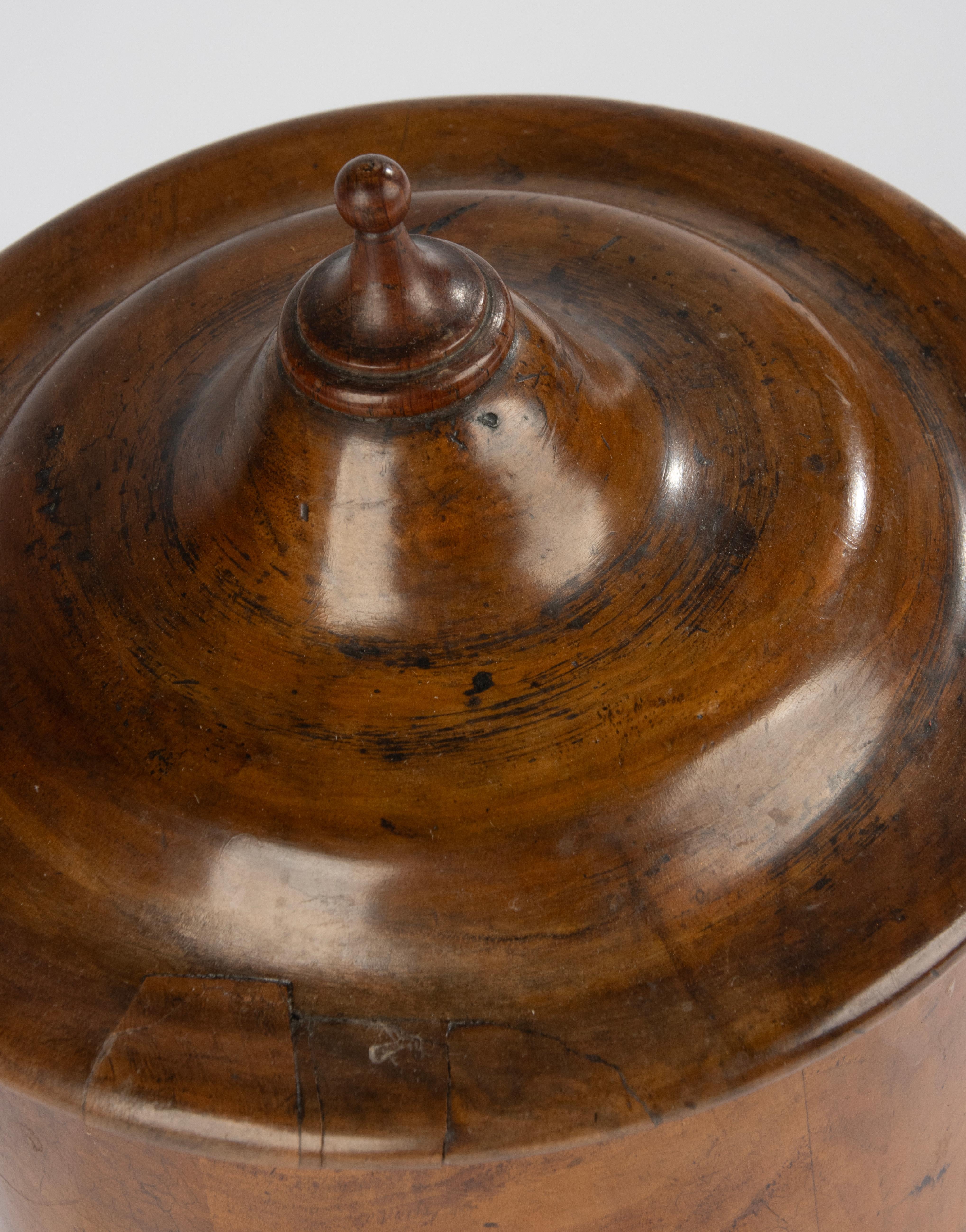 Luigi Filippo Scatola con coperchio della metà del XIX secolo - Francese - Noce - Patina calda in vendita