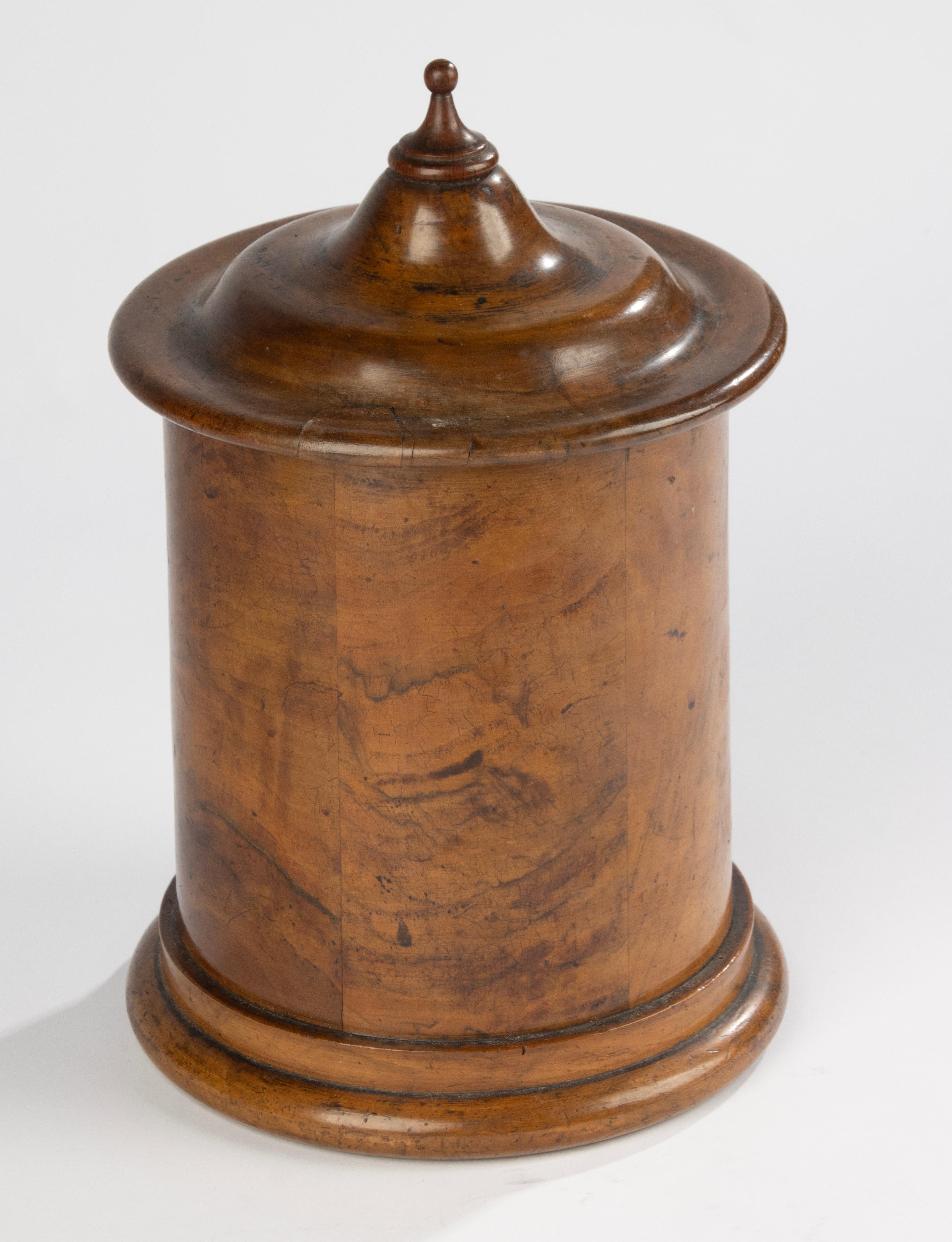 Fatto a mano Scatola con coperchio della metà del XIX secolo - Francese - Noce - Patina calda in vendita