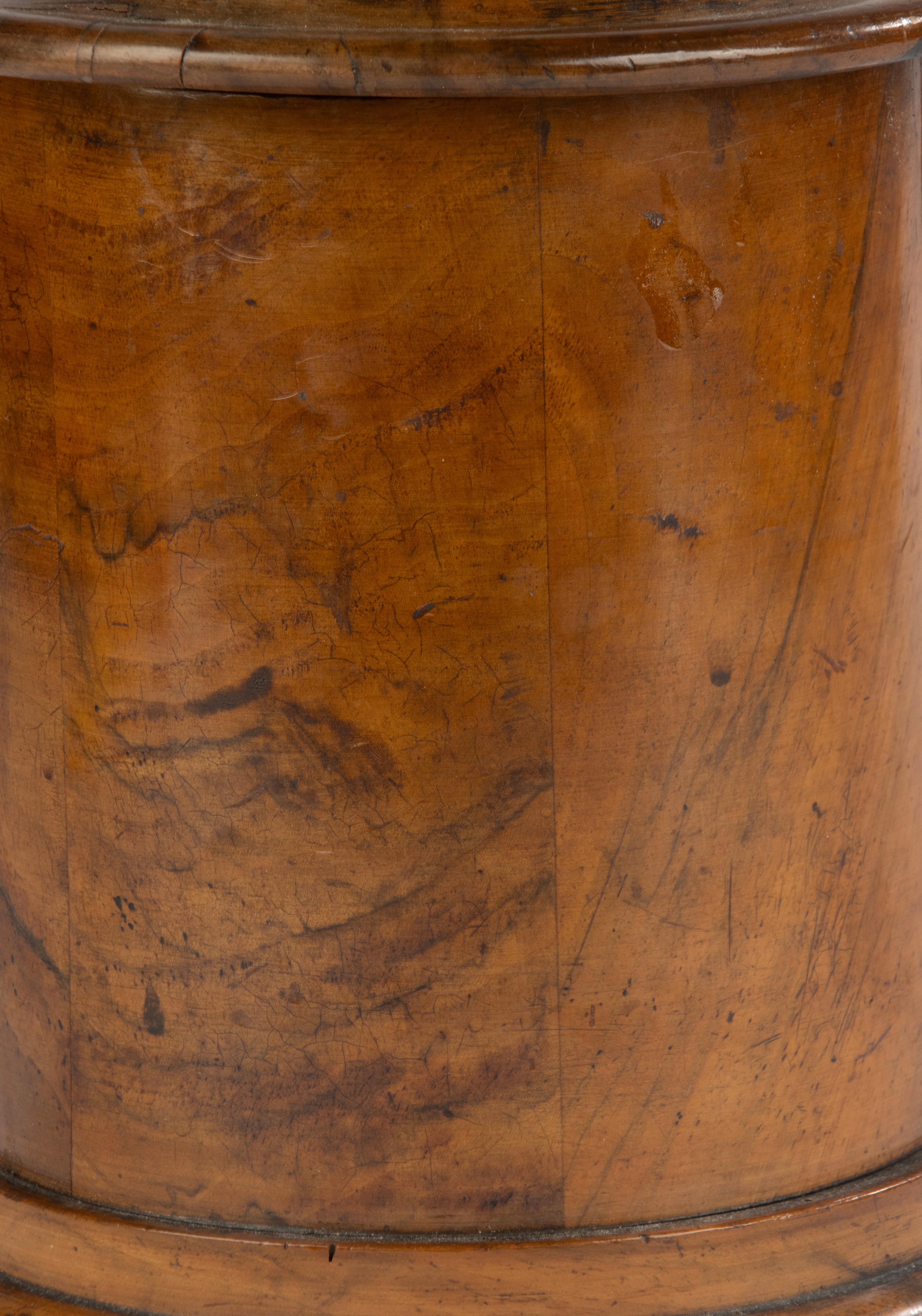 Scatola con coperchio della metà del XIX secolo - Francese - Noce - Patina calda In condizioni buone in vendita a Casteren, Noord-Brabant