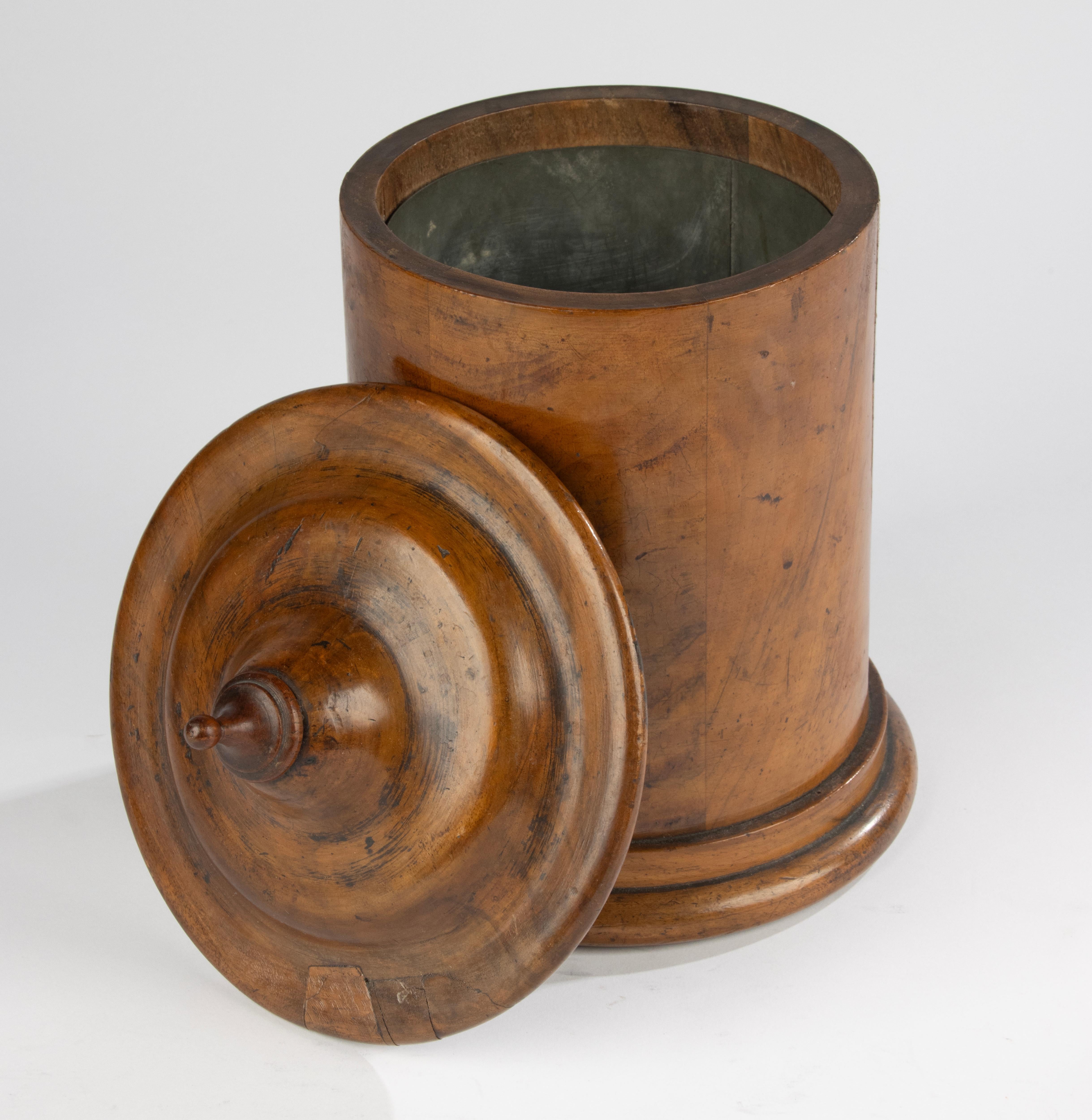 Zinco Scatola con coperchio della metà del XIX secolo - Francese - Noce - Patina calda in vendita