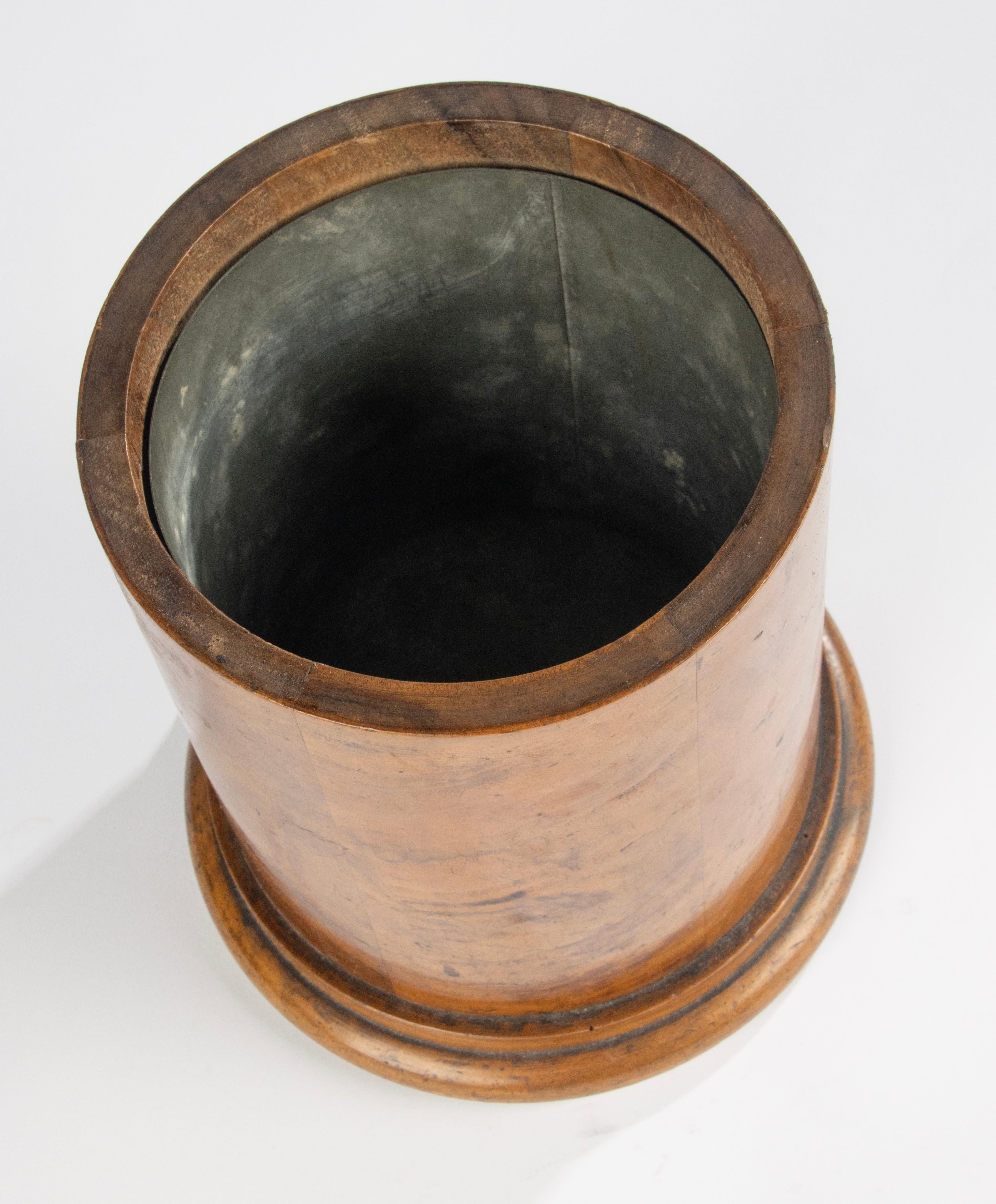 Scatola con coperchio della metà del XIX secolo - Francese - Noce - Patina calda in vendita 2