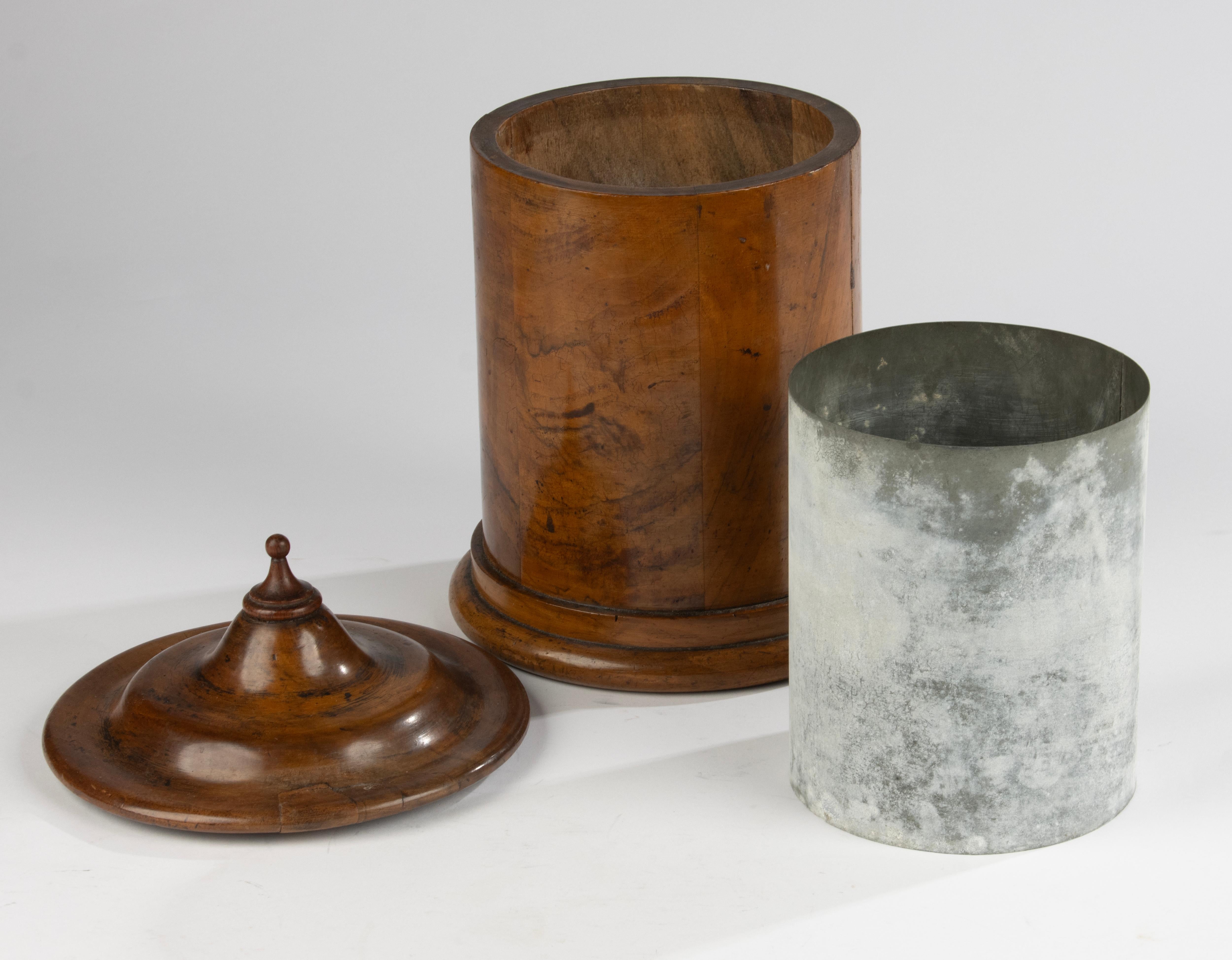 Scatola con coperchio della metà del XIX secolo - Francese - Noce - Patina calda in vendita 3