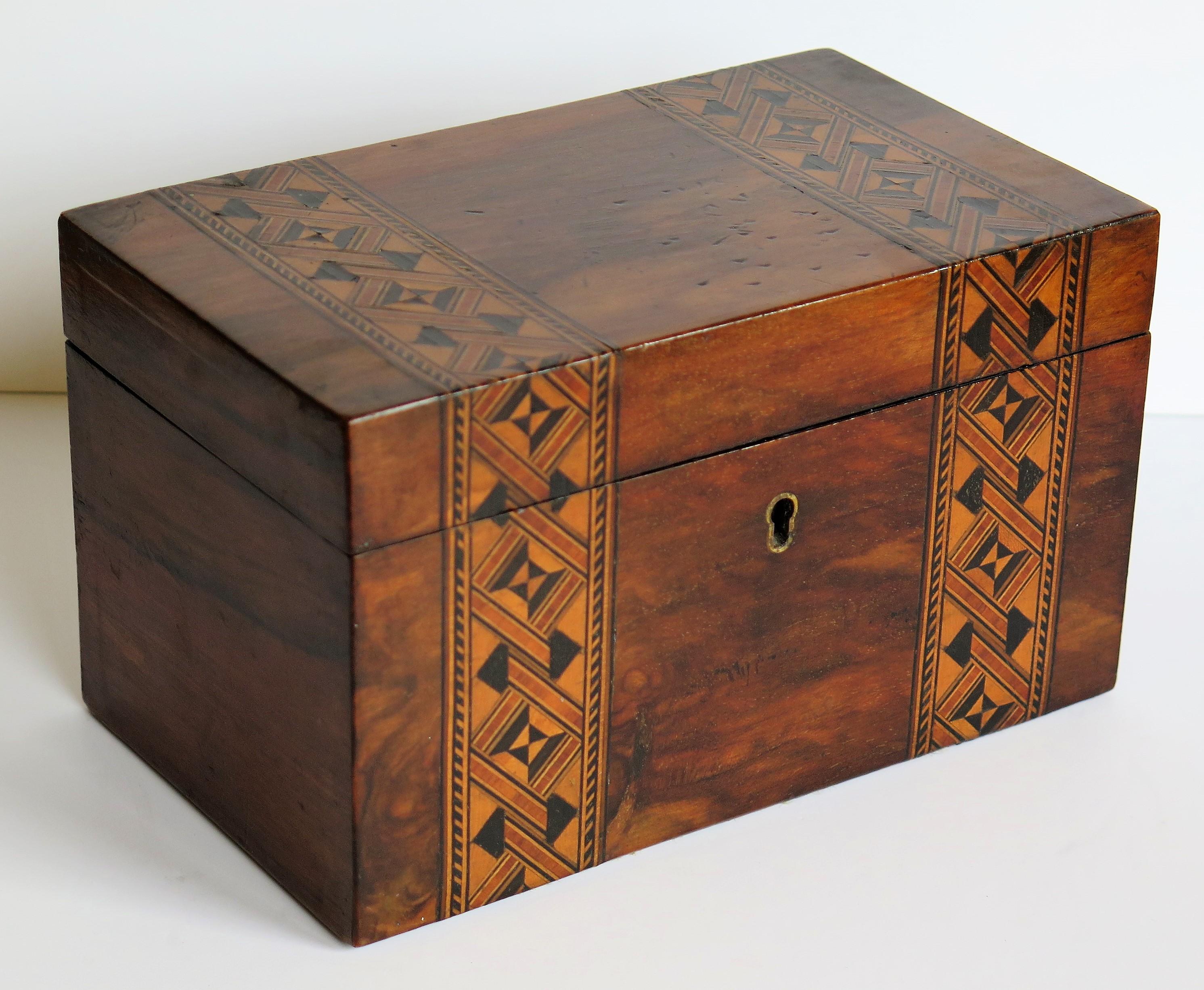 This is a very decorative and useful English lidded box, made of walnut and inlaid with a parquetry mosaic pattern, dating to circa 1840.

The box has a rectangular shape and is handmade of a well figured Walnut that has been inlaid with a