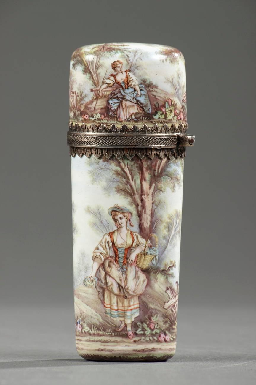 Small flask in Limoges enamel and silver mounts with its original stopper. All of its surfaces are decorated with figures set in a gallant landscape. On the body, a couple of young lovers dressed in 18th century clothing are dancing. The woman, who