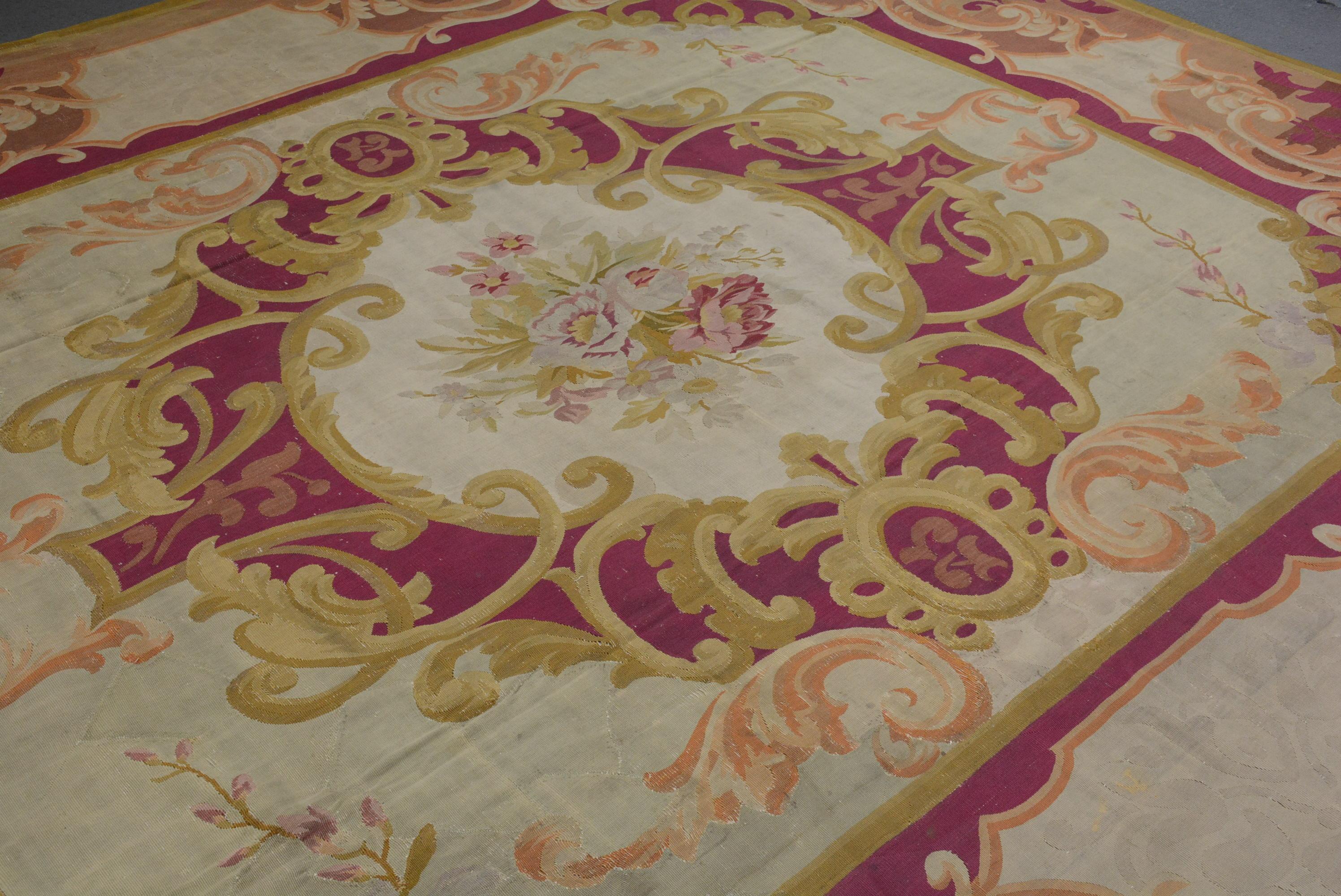 Die Städte Aubusson und Felletin an der Creuse in der Nähe von Limoges in Zentralfrankreich stellen seit dem 18. Jahrhundert Teppiche her. Bis zu diesem Zeitpunkt wurden in diesem Gebiet seit mehreren Jahrhunderten Wandteppiche hergestellt. Im Jahr