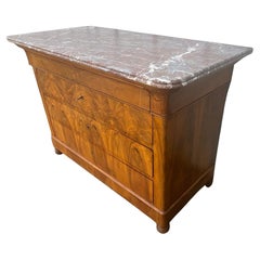 Cómoda Louis Philippe de mediados del siglo XIX en madera de nogal mechada con