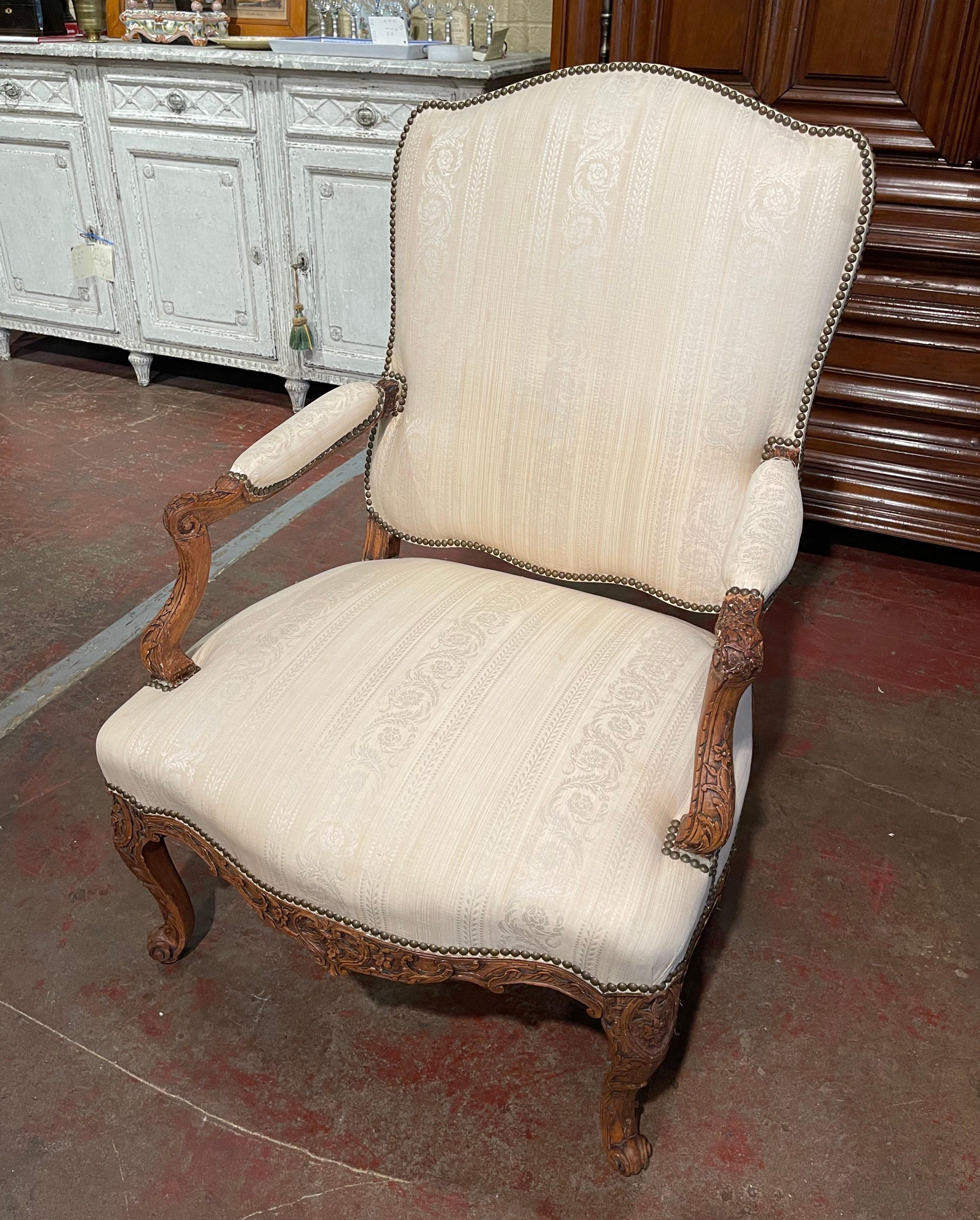 Mid-19th Century Louis XV Carved Walnut Upholstered Armchair from Provence For Sale 1