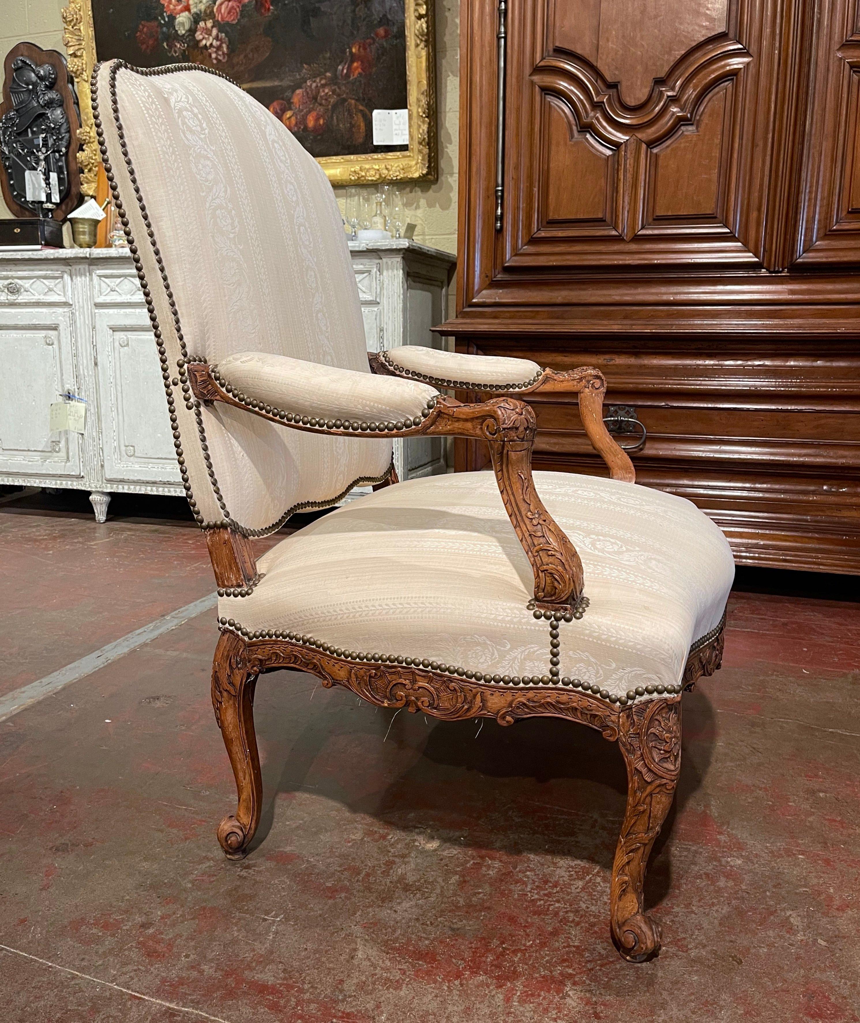 Mid-19th Century Louis XV Carved Walnut Upholstered Armchair from Provence For Sale 2