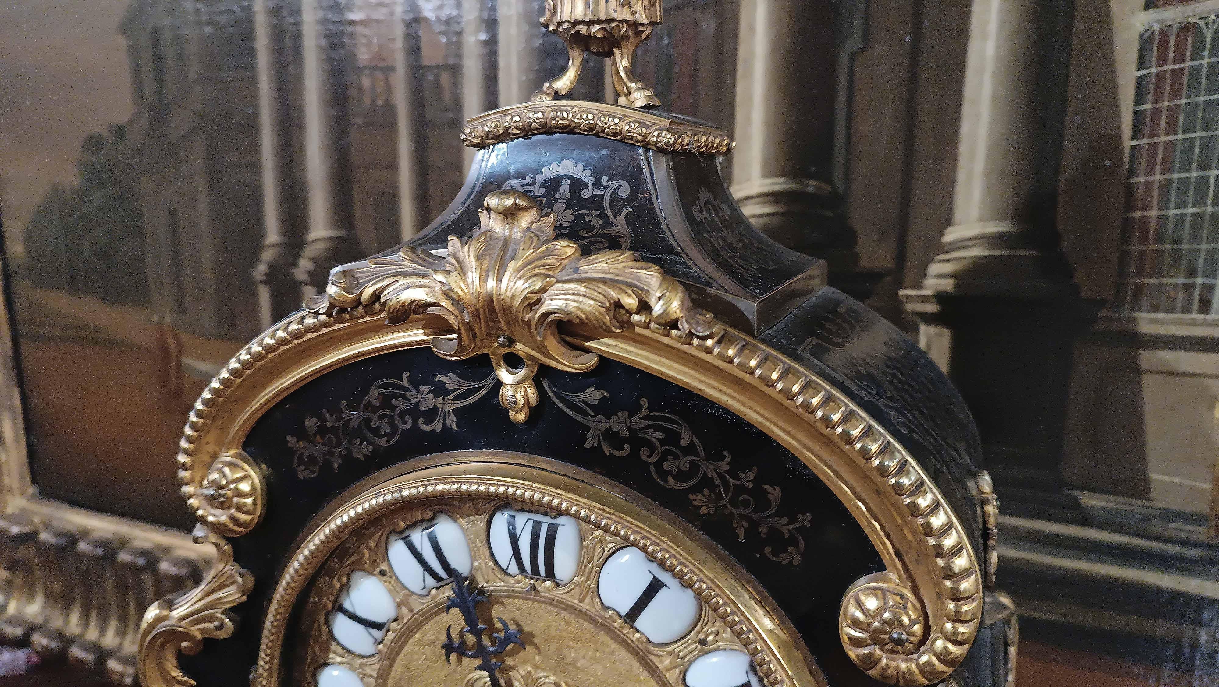 MID-19th CENTURY LOUIS XV STYLE CLOCK IN GILT BRONZE AND INLAYS For Sale 3