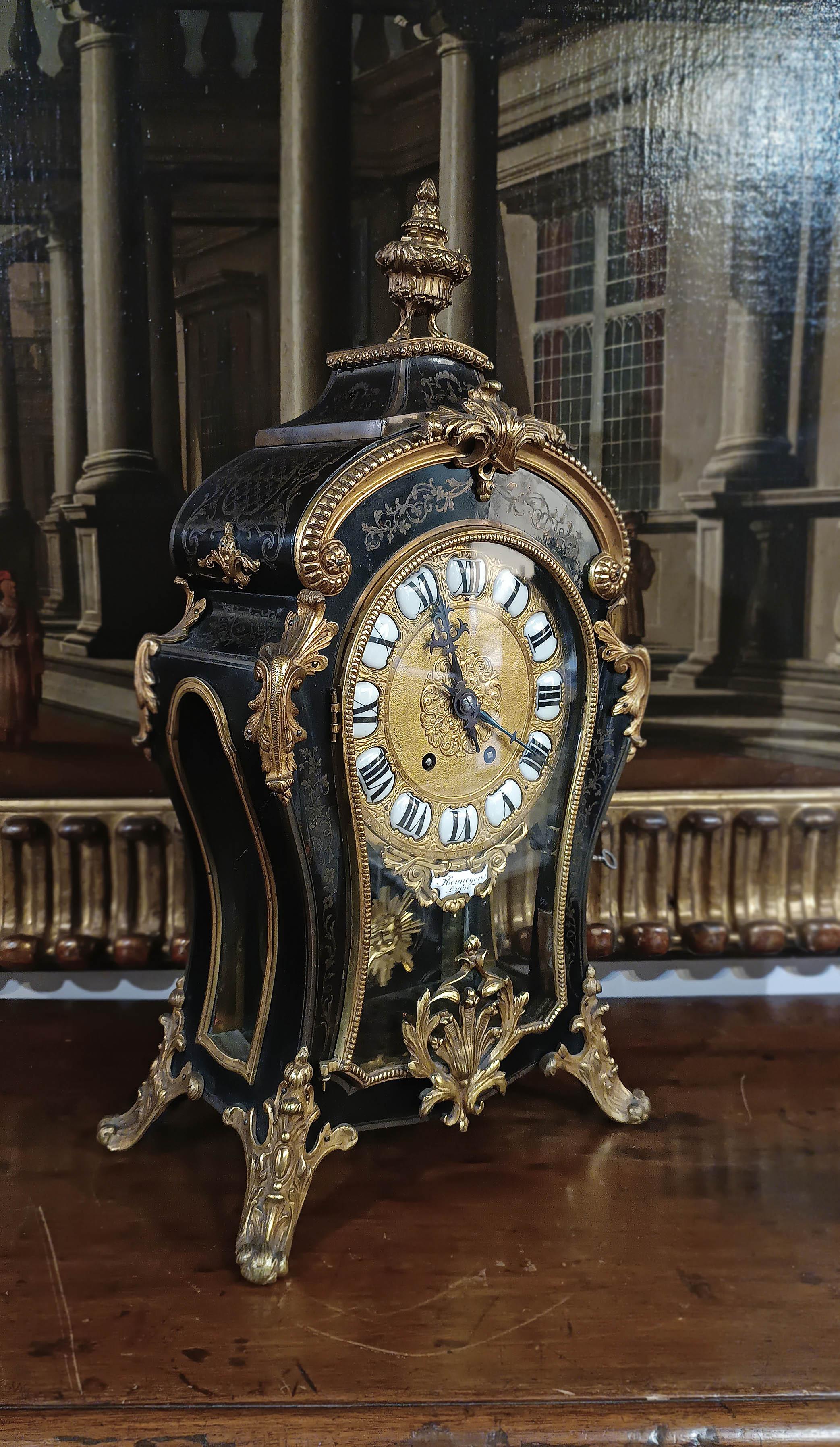 MID-19th CENTURY LOUIS XV STYLE CLOCK IN GILT BRONZE AND INLAYS For Sale 6