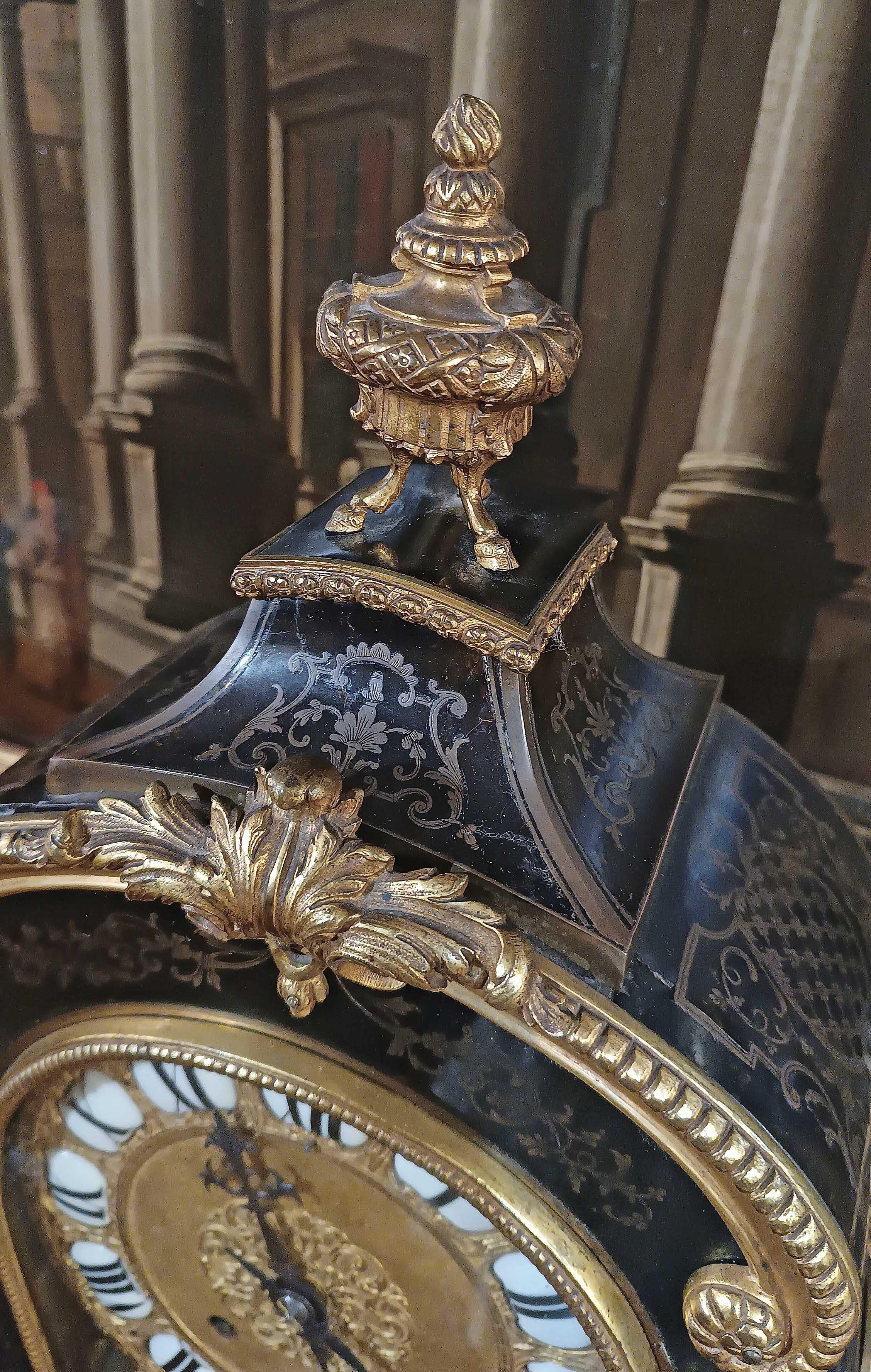 MID-19th CENTURY LOUIS XV STYLE CLOCK IN GILT BRONZE AND INLAYS For Sale 7