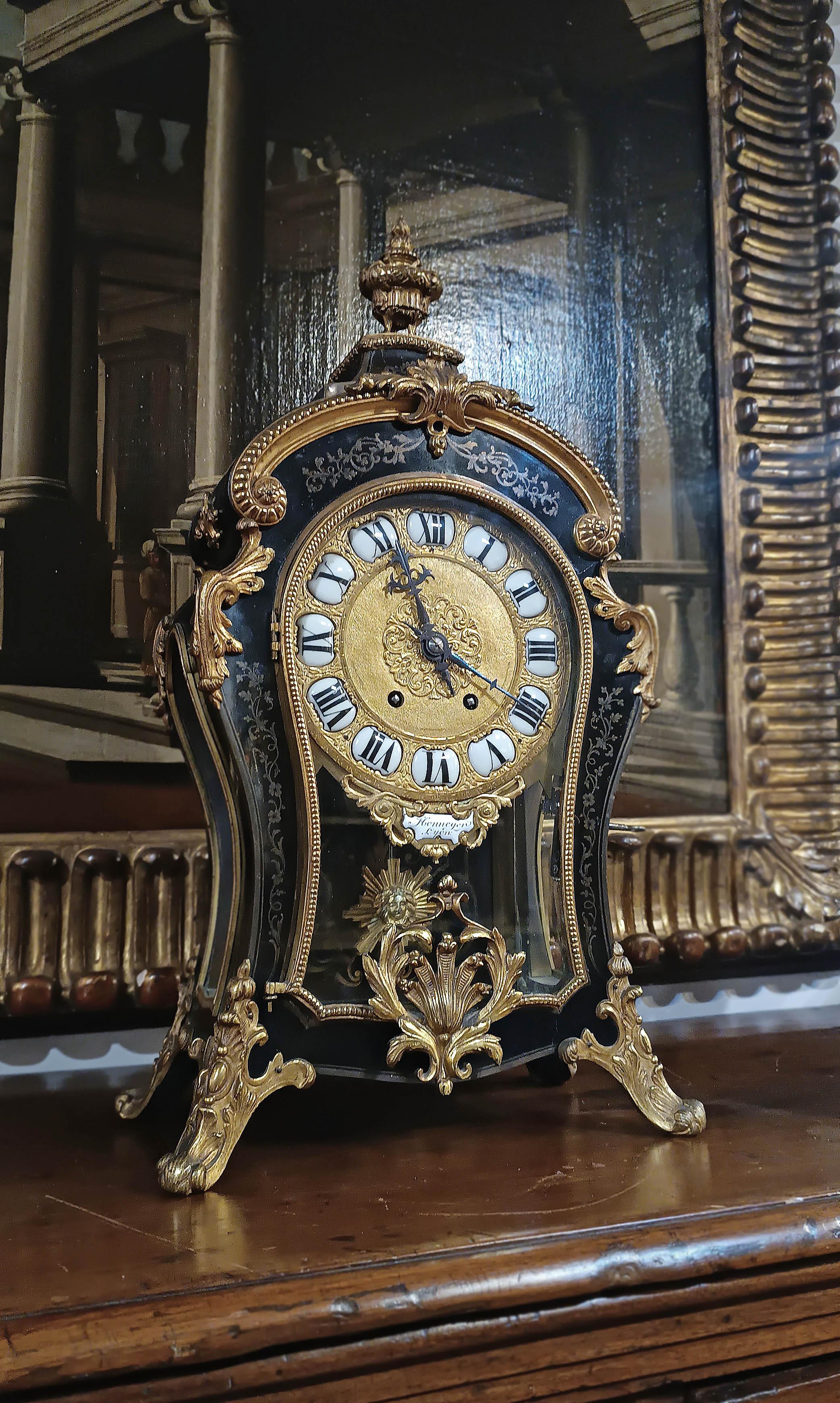 MID-19th CENTURY LOUIS XV STYLE CLOCK IN GILT BRONZE AND INLAYS For Sale 8