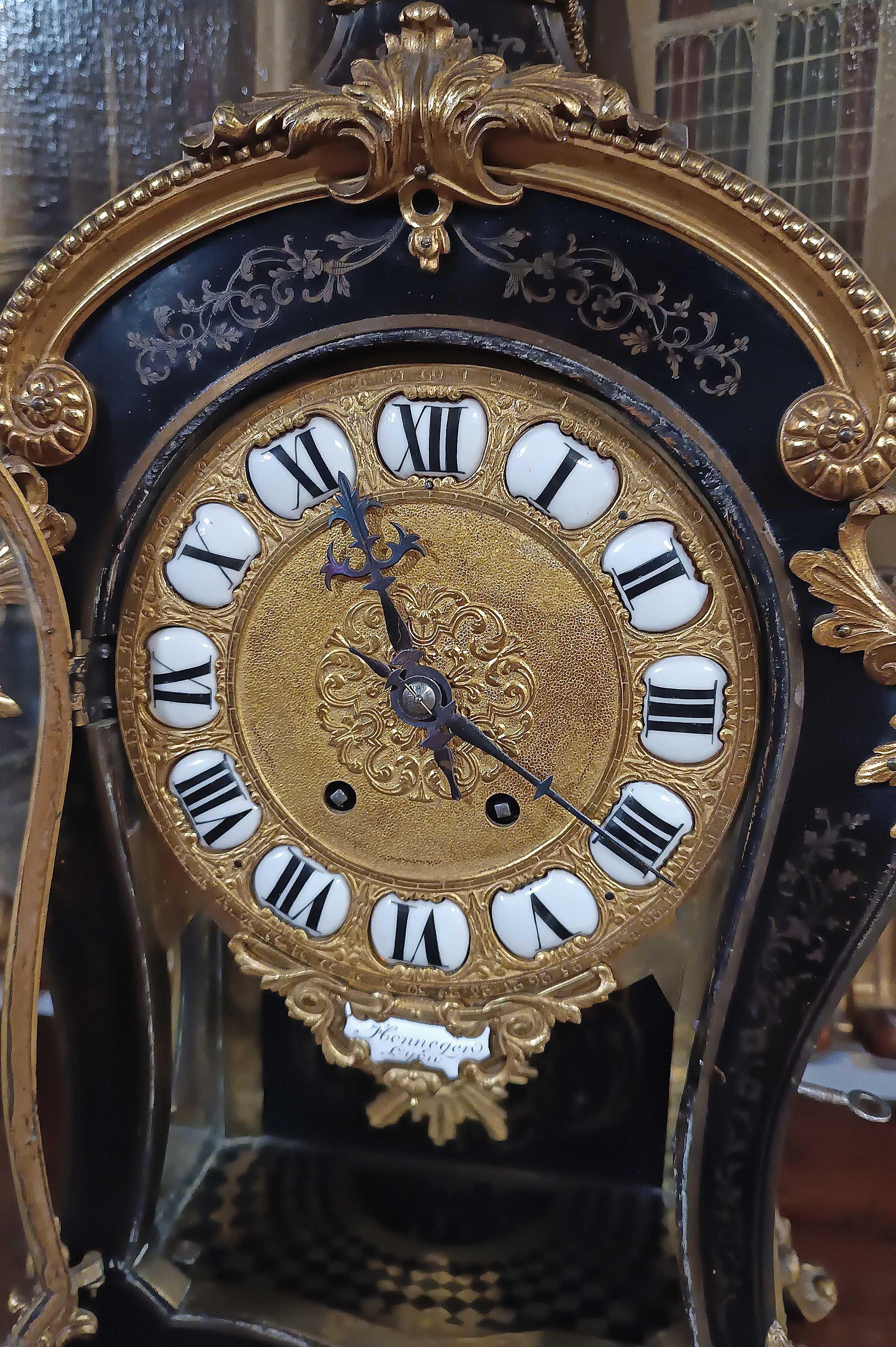 MID-19th CENTURY LOUIS XV STYLE CLOCK IN GILT BRONZE AND INLAYS In Good Condition For Sale In Firenze, FI