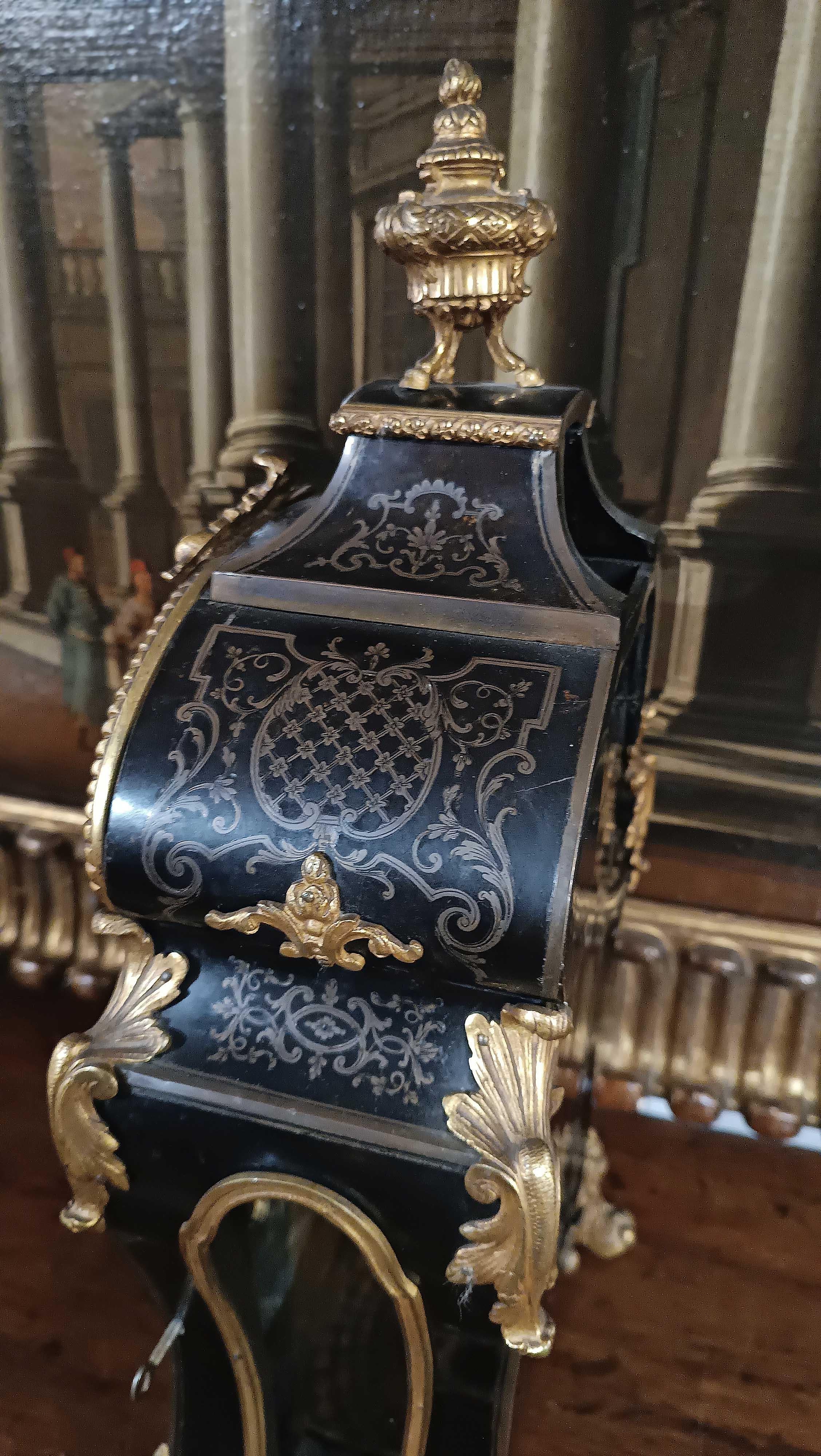 Brass MID-19th CENTURY LOUIS XV STYLE CLOCK IN GILT BRONZE AND INLAYS For Sale