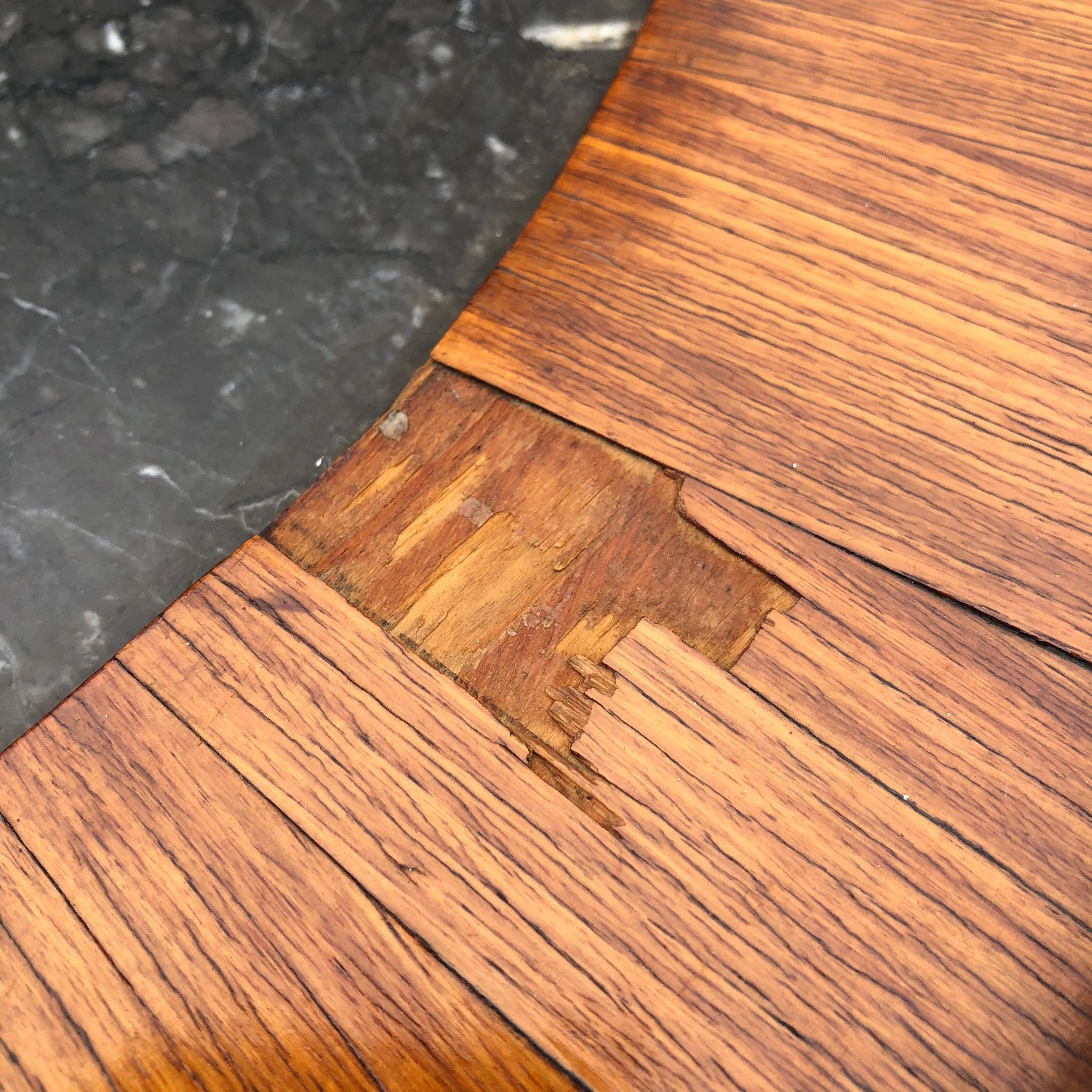Mitte des 19. Jahrhunderts Louis XVI Französisch Marquetry Bouillotte Tisch Schwarz Marple Top im Angebot 6