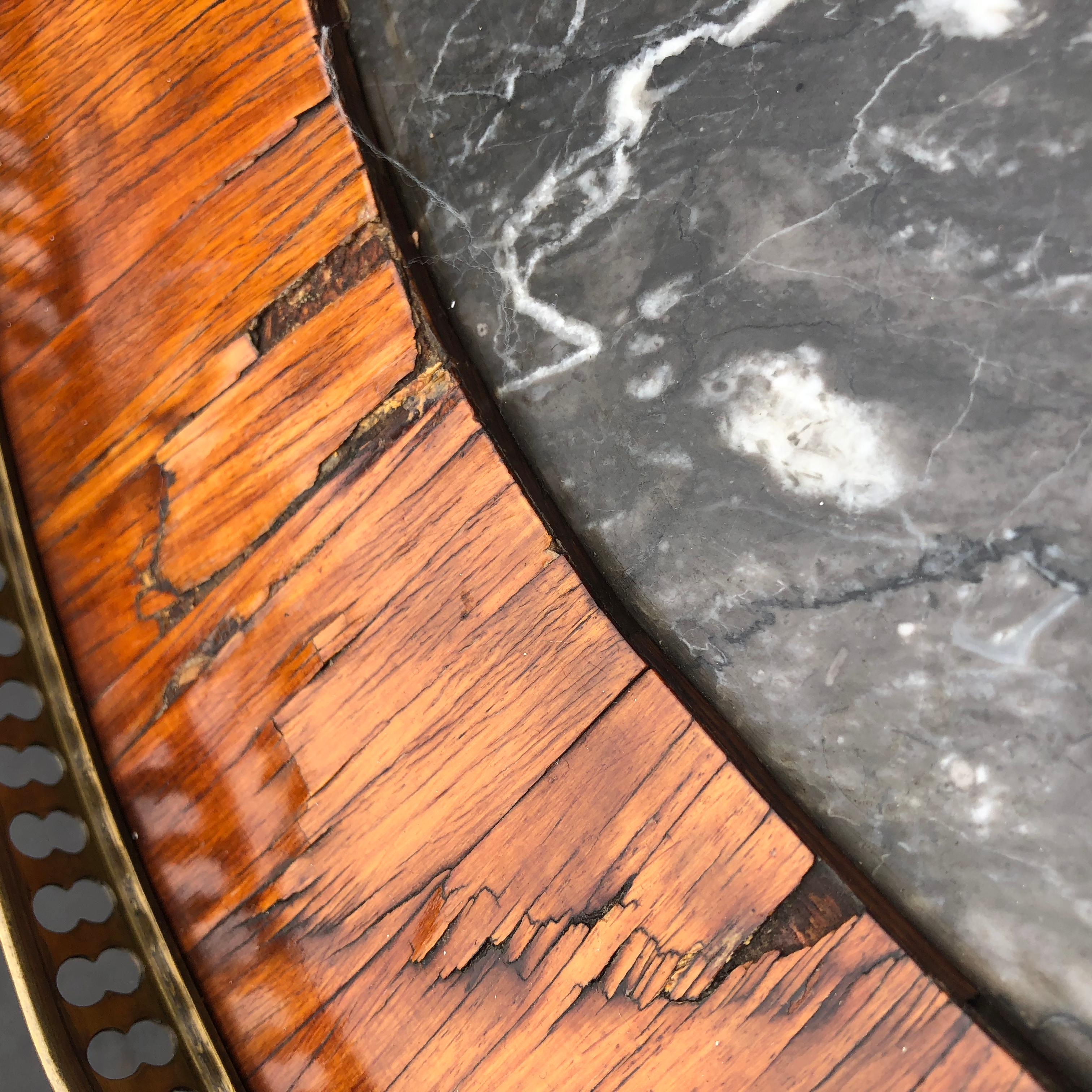 Mitte des 19. Jahrhunderts Louis XVI Französisch Marquetry Bouillotte Tisch Schwarz Marple Top im Angebot 11