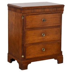 Mitte 19. Jahrhundert Louis XVI Stil Mahagoni Kommode mit drei Schubladen