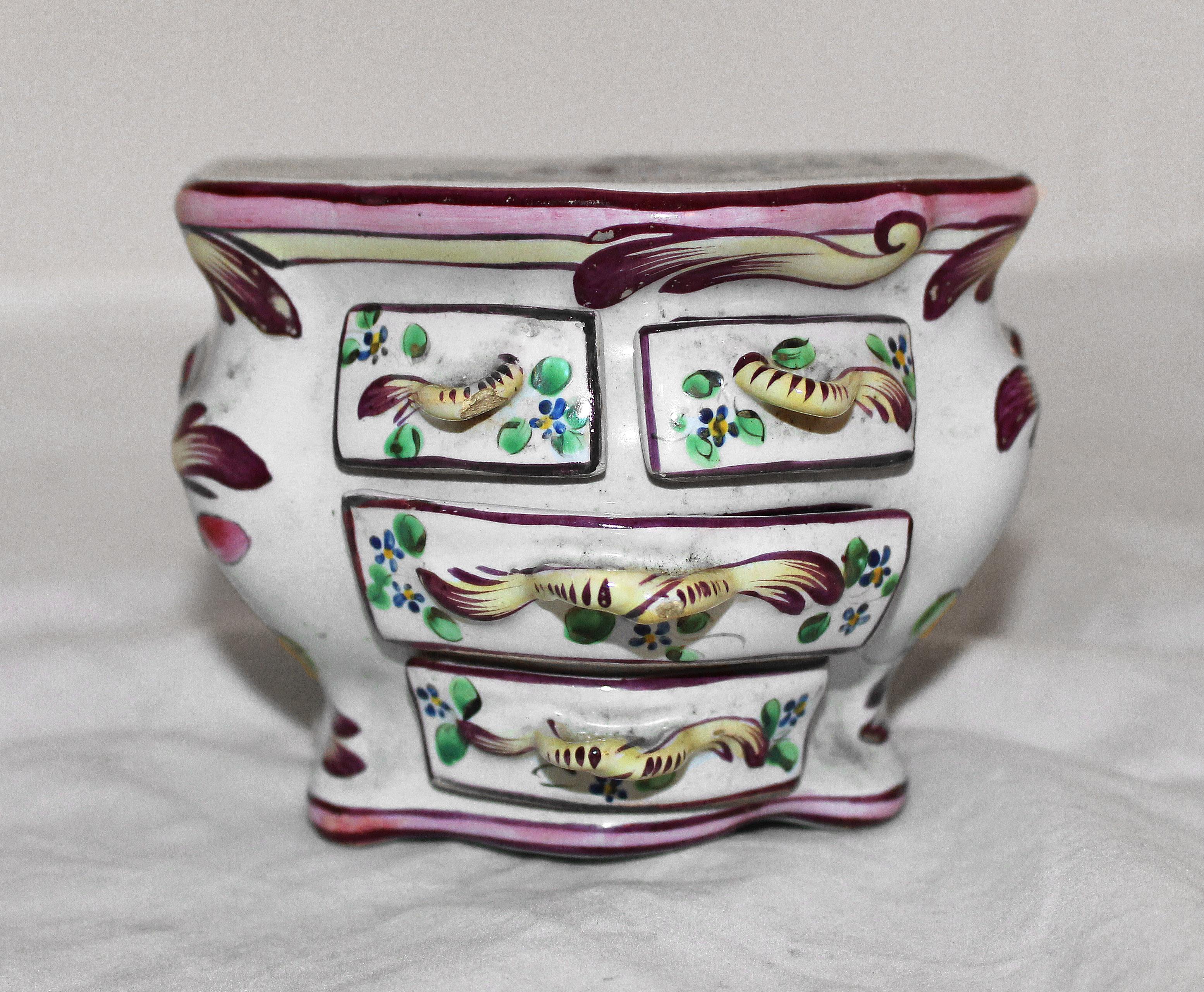 Commode miniature en faïence de Luneville avec 2 ou 3 tiroirs, milieu du 19e siècle - pour bijoux et bibelots. Un bord de tiroir restauré.
4 1/4 