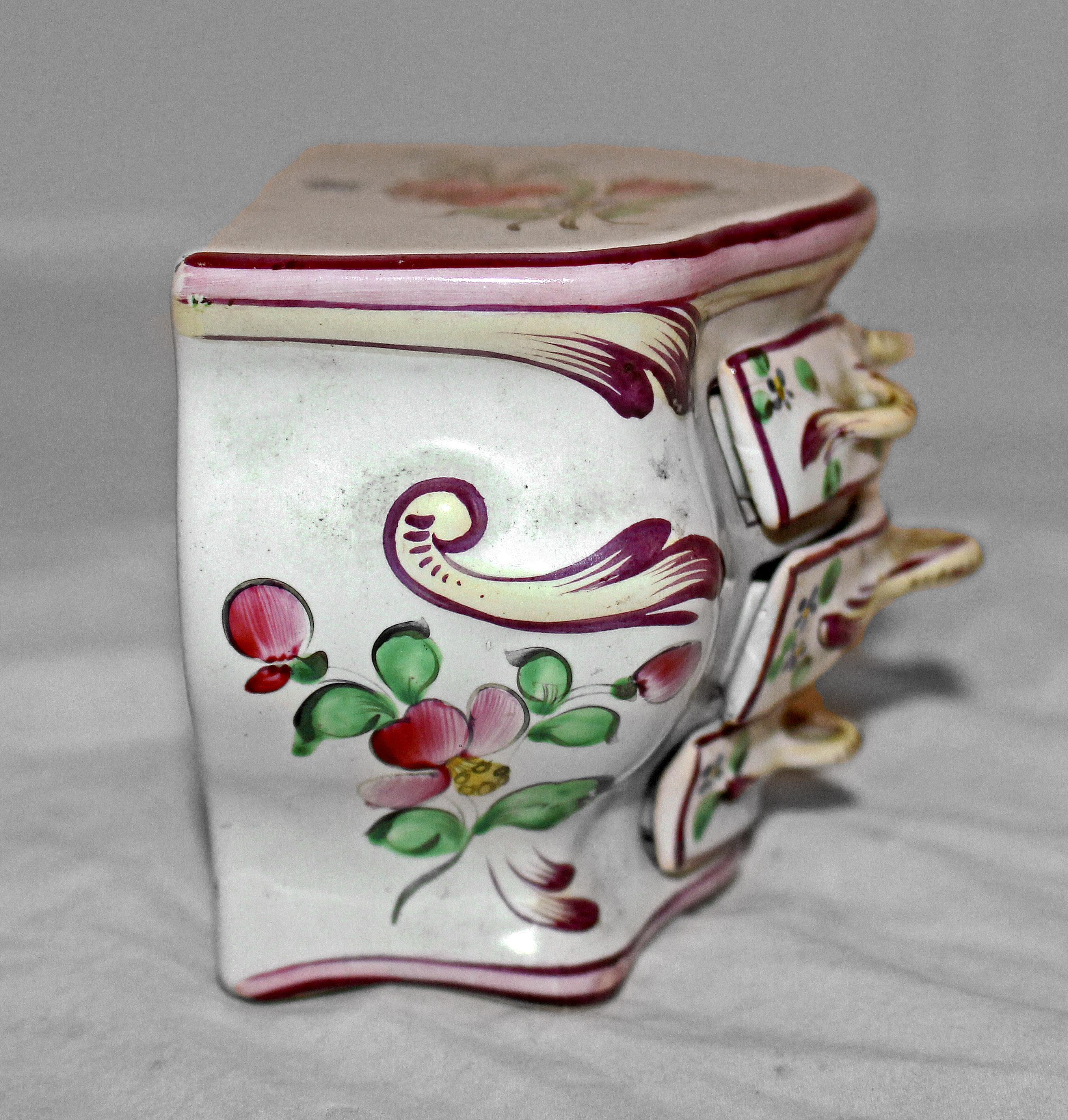 Français Commode à bibelots miniature en faïence de Luneville du milieu du XIXe siècle en vente