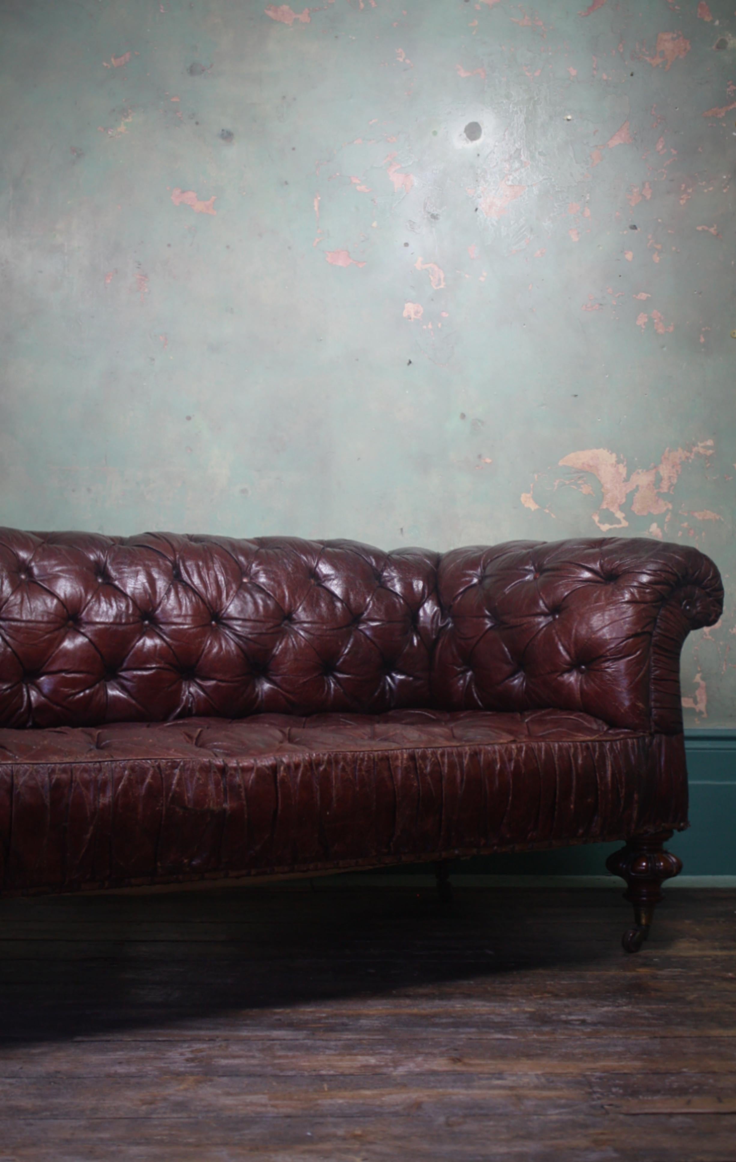 Walnut Mid-19th Century Mackenzie & Mitchell of Edinburgh Button Maroon Leather Sofa 