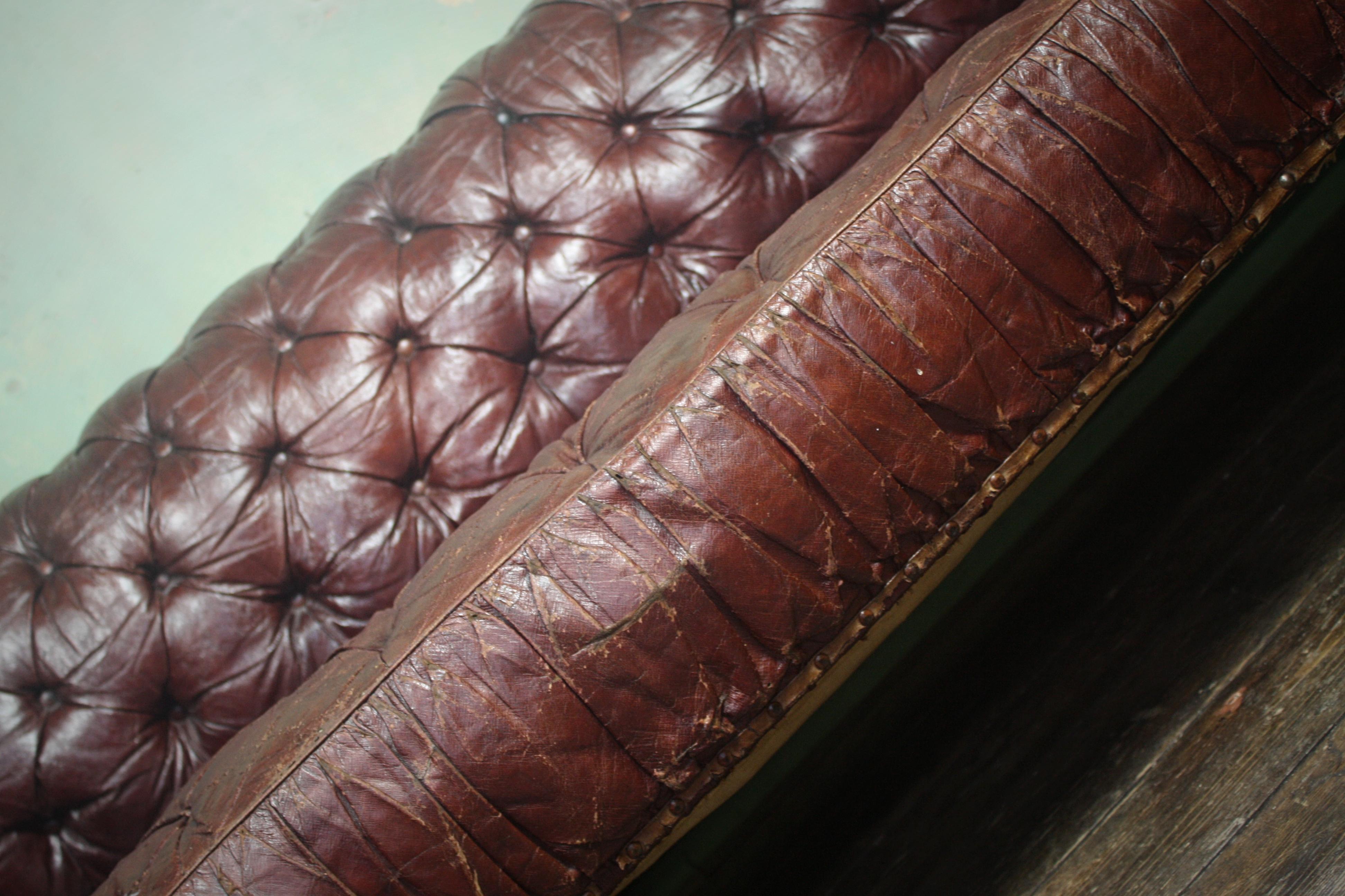 Mid-19th Century Mackenzie & Mitchell of Edinburgh Button Maroon Leather Sofa  8