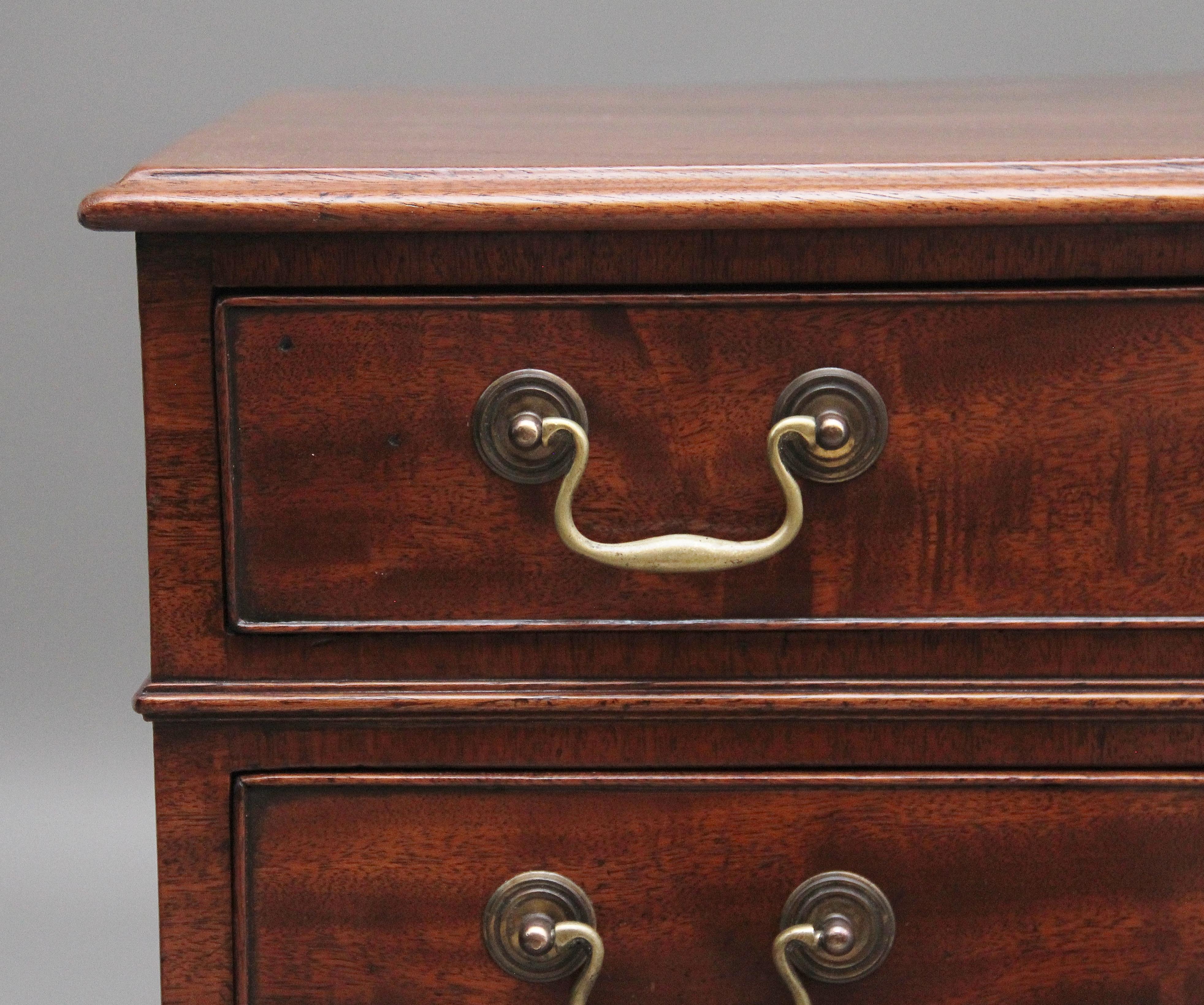 Mid 19th Century mahogany bedside chest of drawers In Good Condition In Martlesham, GB