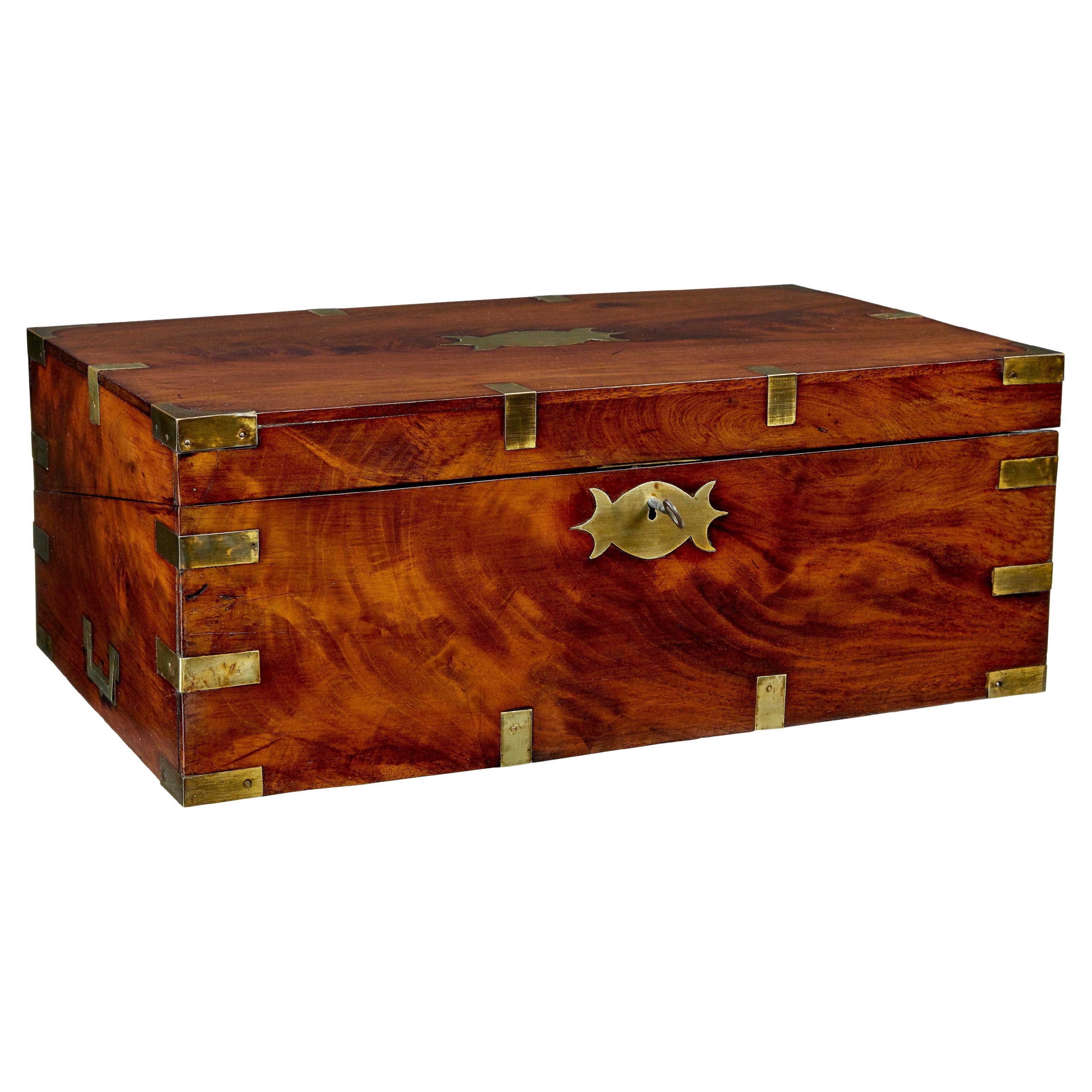 Pendenza da campagna in mogano rilegata in ottone della metà del XIX secolo