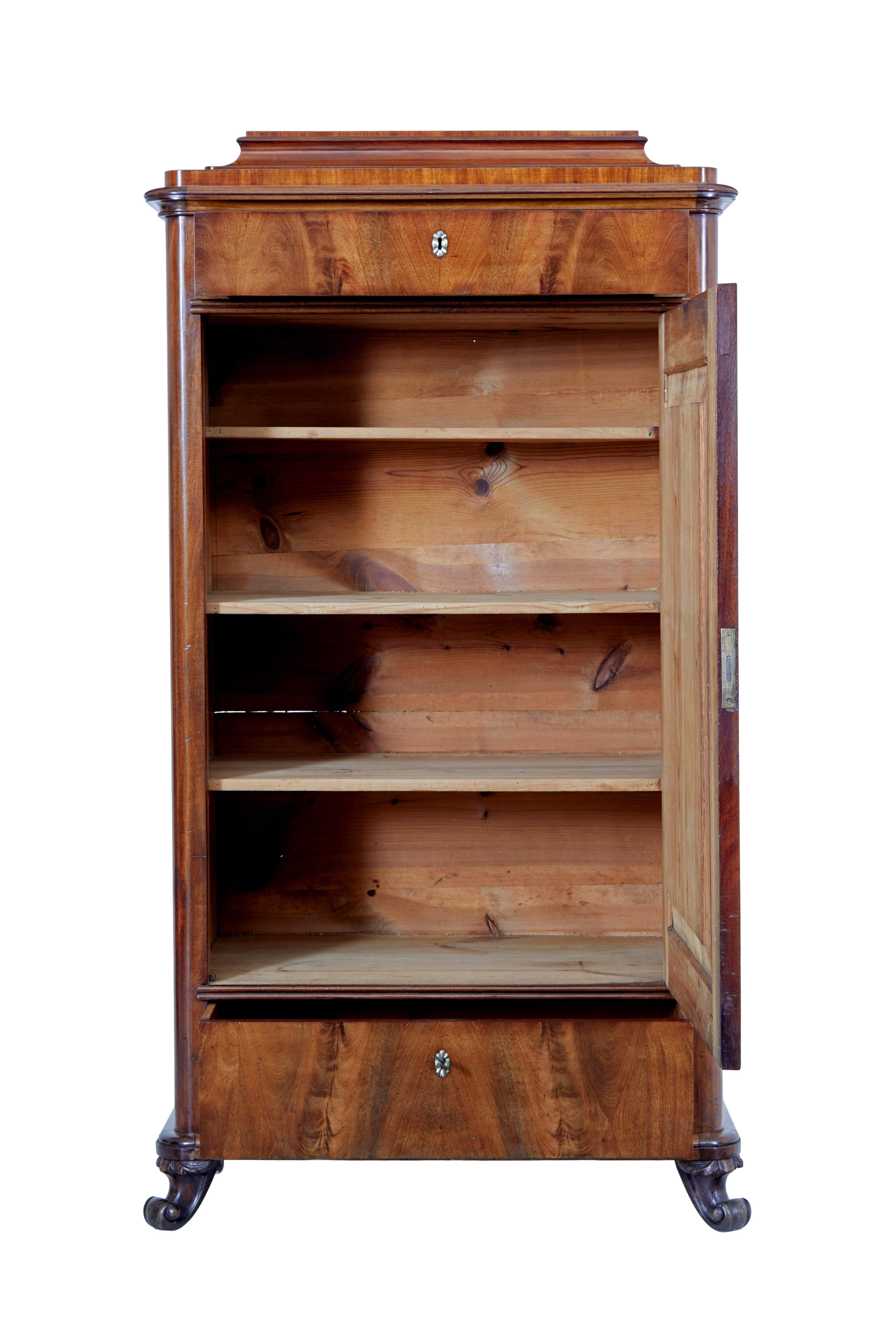 Pieno vittoriano Credenza con piano in mogano della metà del XIX secolo in vendita