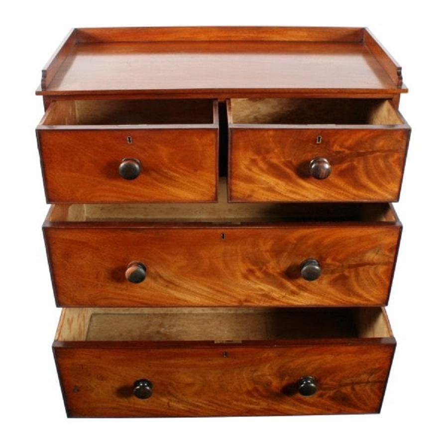 Mid 19th Century Mahogany Chest of Drawers In Good Condition For Sale In London, GB