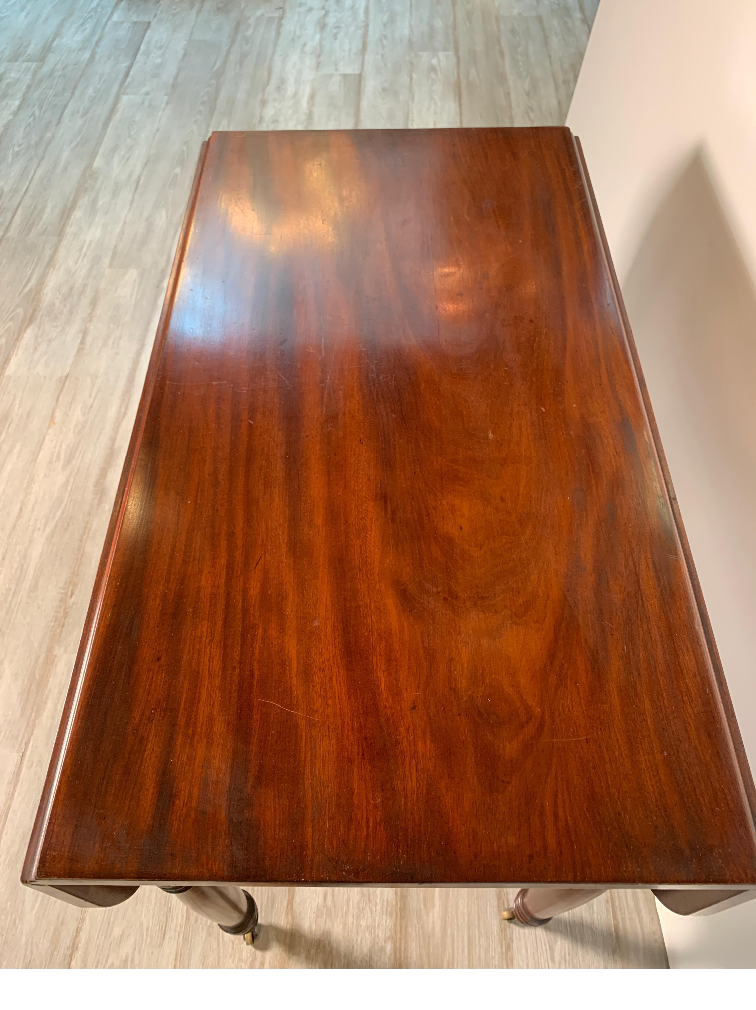 Mid-19th Century Mahogany Drop Leaf Table In Good Condition In Lambertville, NJ