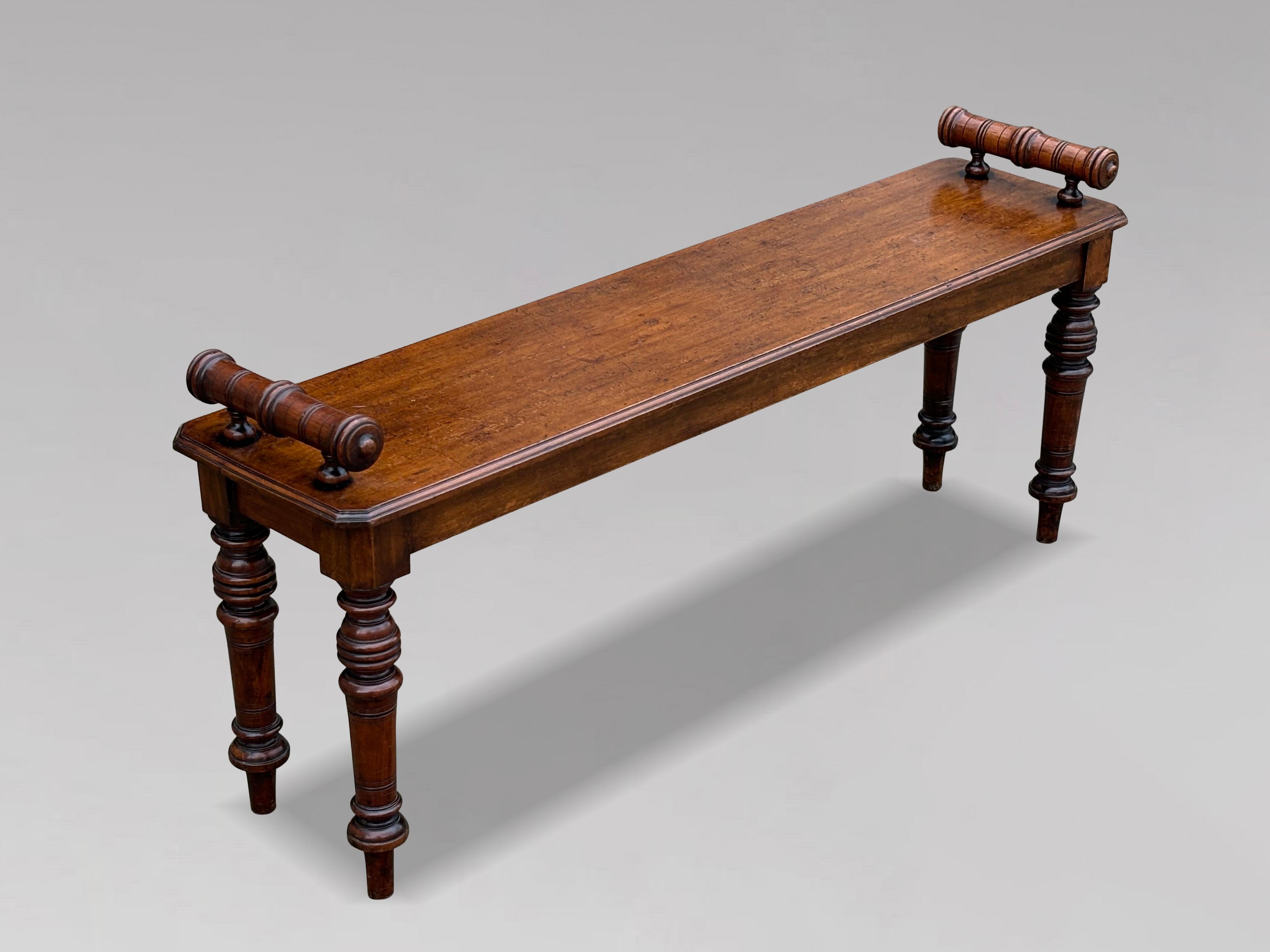 Fino banco de salón de caoba de mediados del siglo XIX

Este precioso banco de recibidor o asiento de ventana de caoba de mediados del siglo XIX, principios de la época victoriana, combina a la perfección funcionalidad y encanto. Fabricada hacia