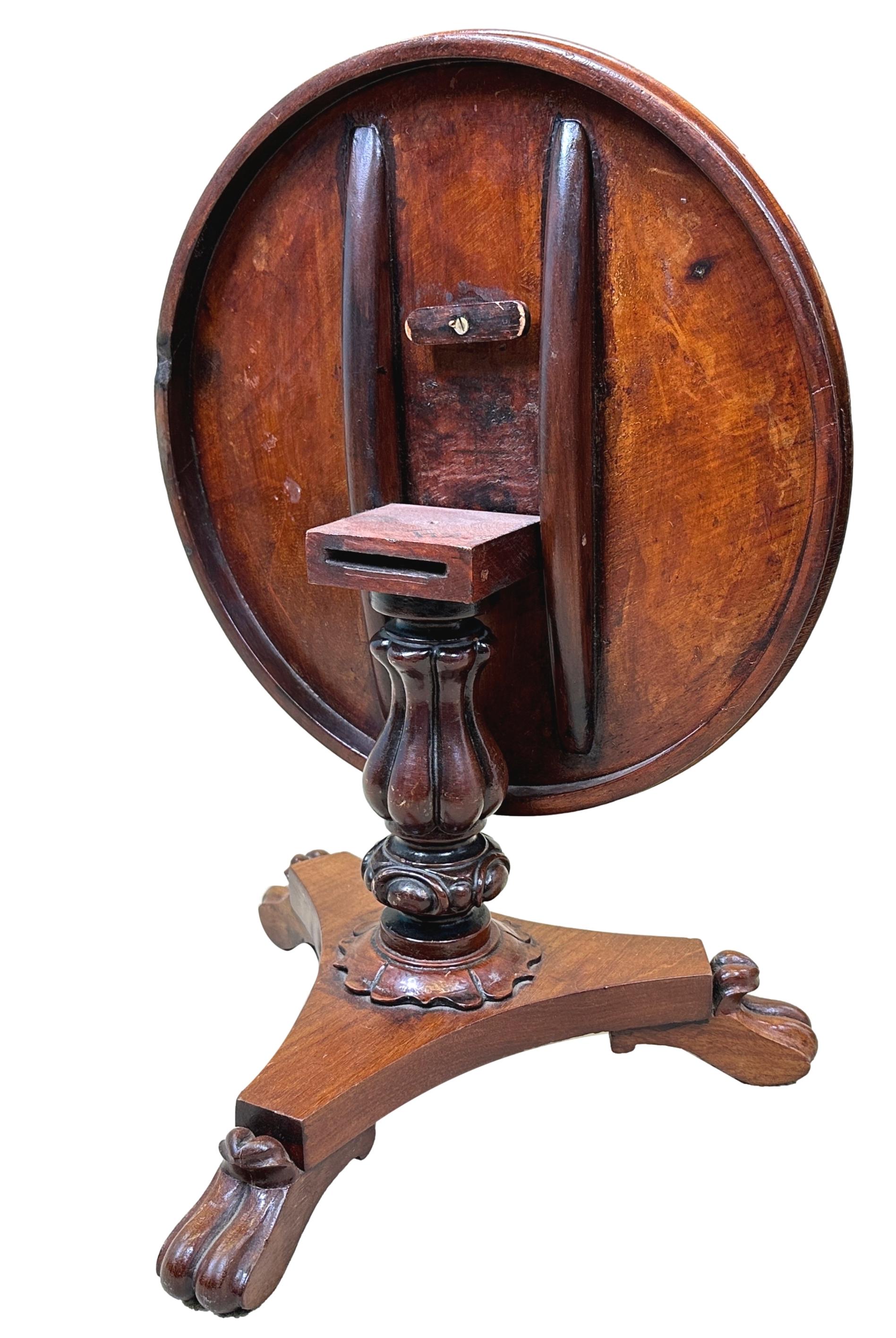 Table centrale miniature en acajou du milieu du XIXe siècle en vente 1