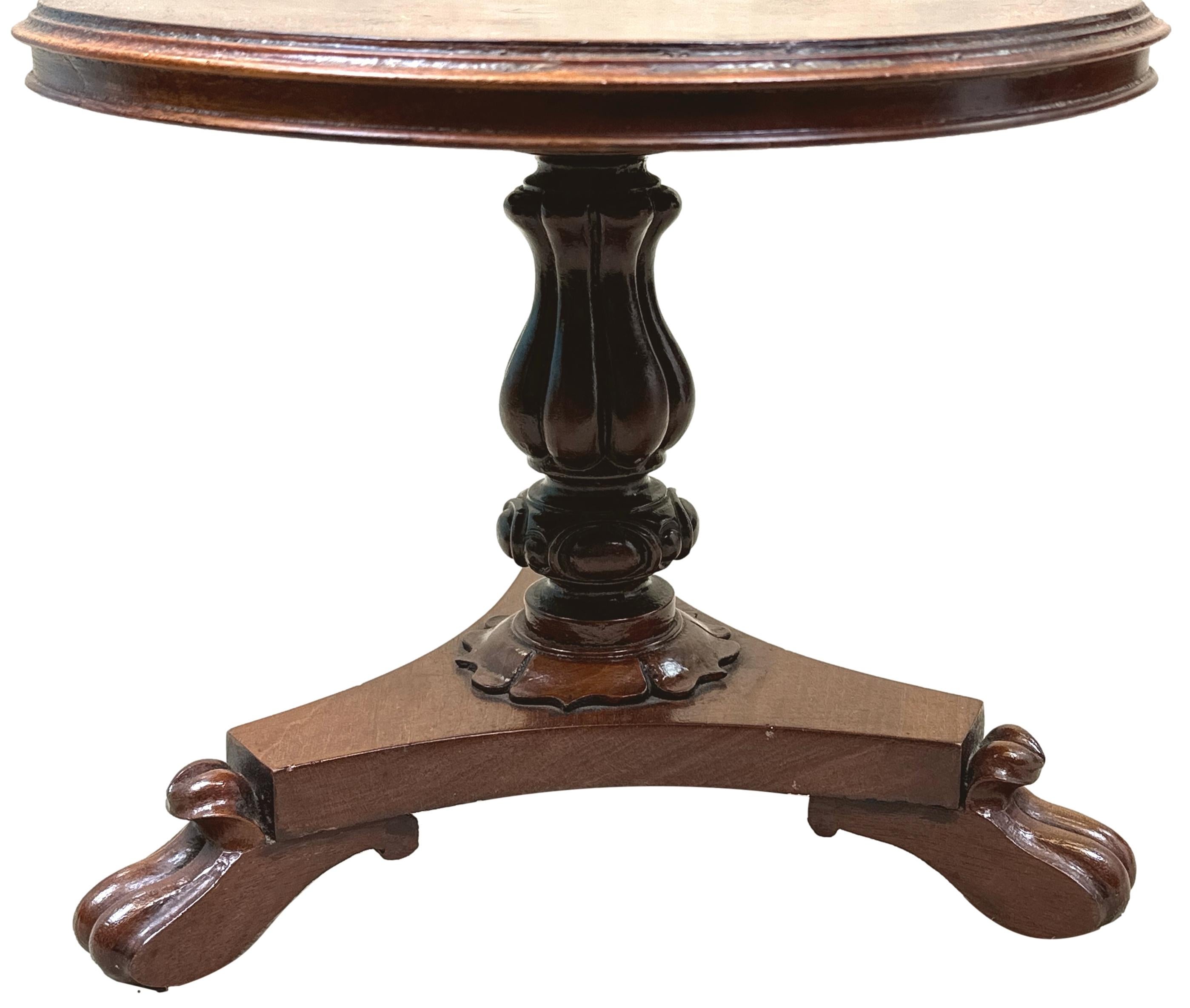 Table centrale miniature en acajou du milieu du XIXe siècle en vente 2