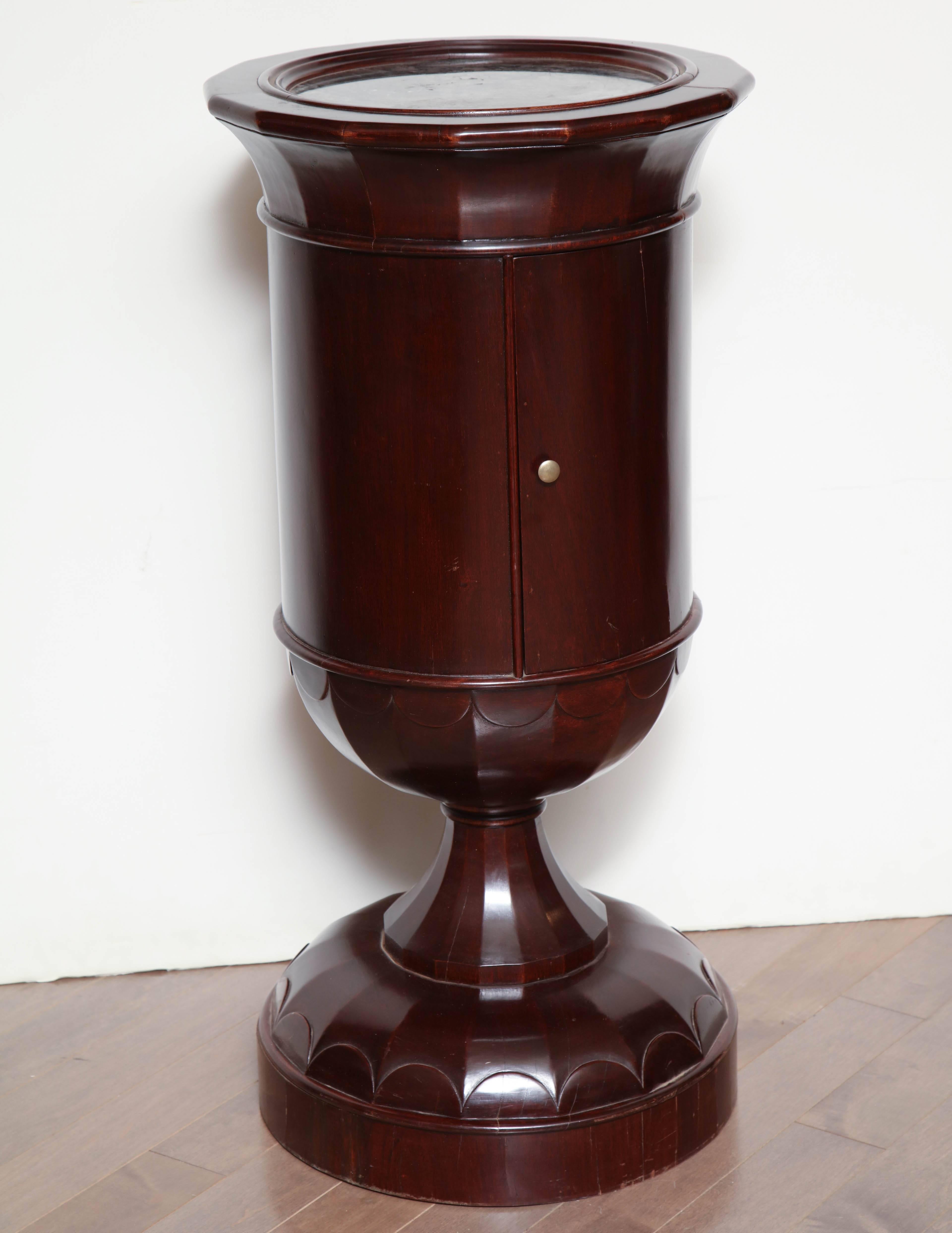 Mid-19th Century Mahogany Pedestal Table in the Manner of Josef Danhauser For Sale 1