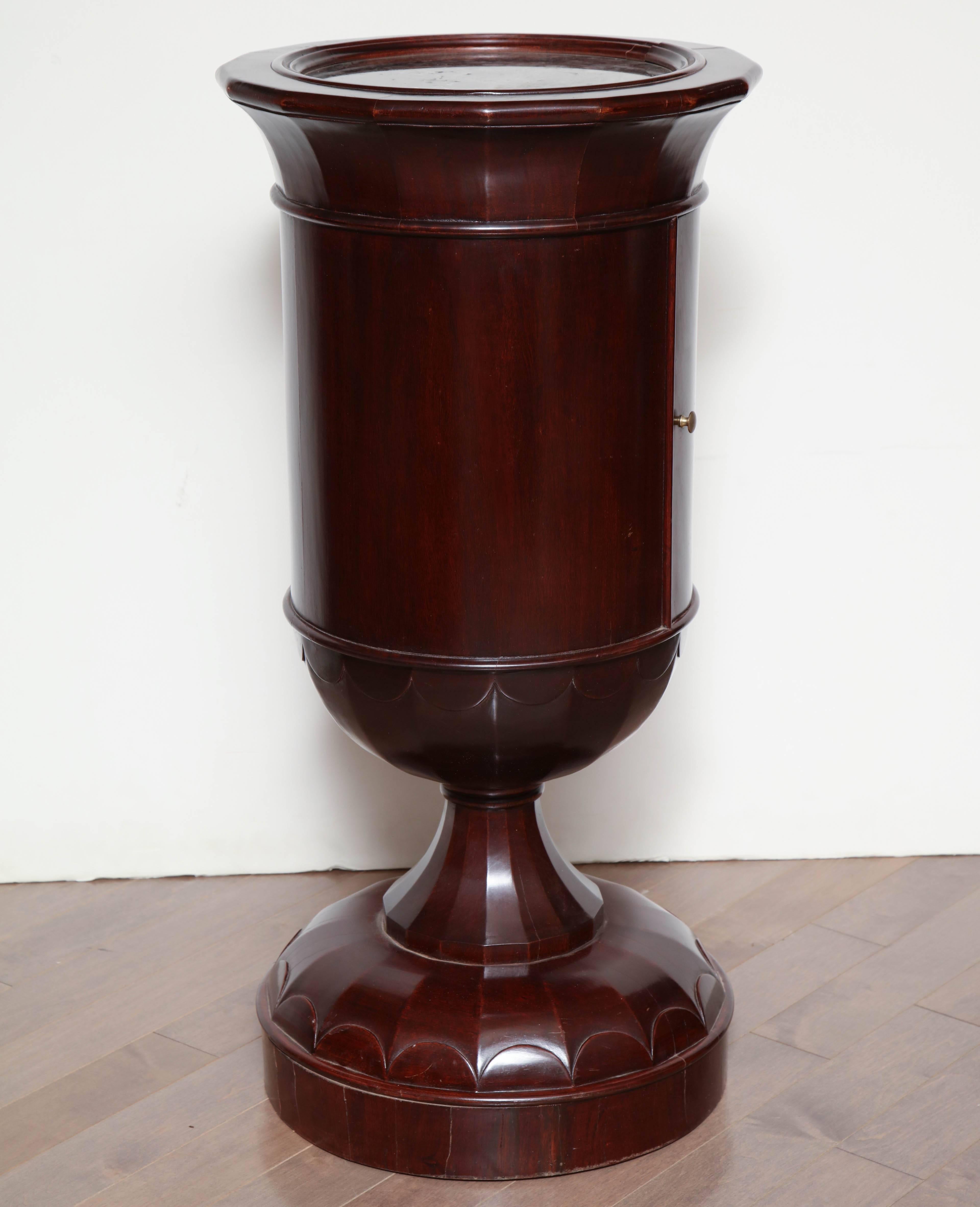 Mid-19th Century Mahogany Pedestal Table in the Manner of Josef Danhauser For Sale 2