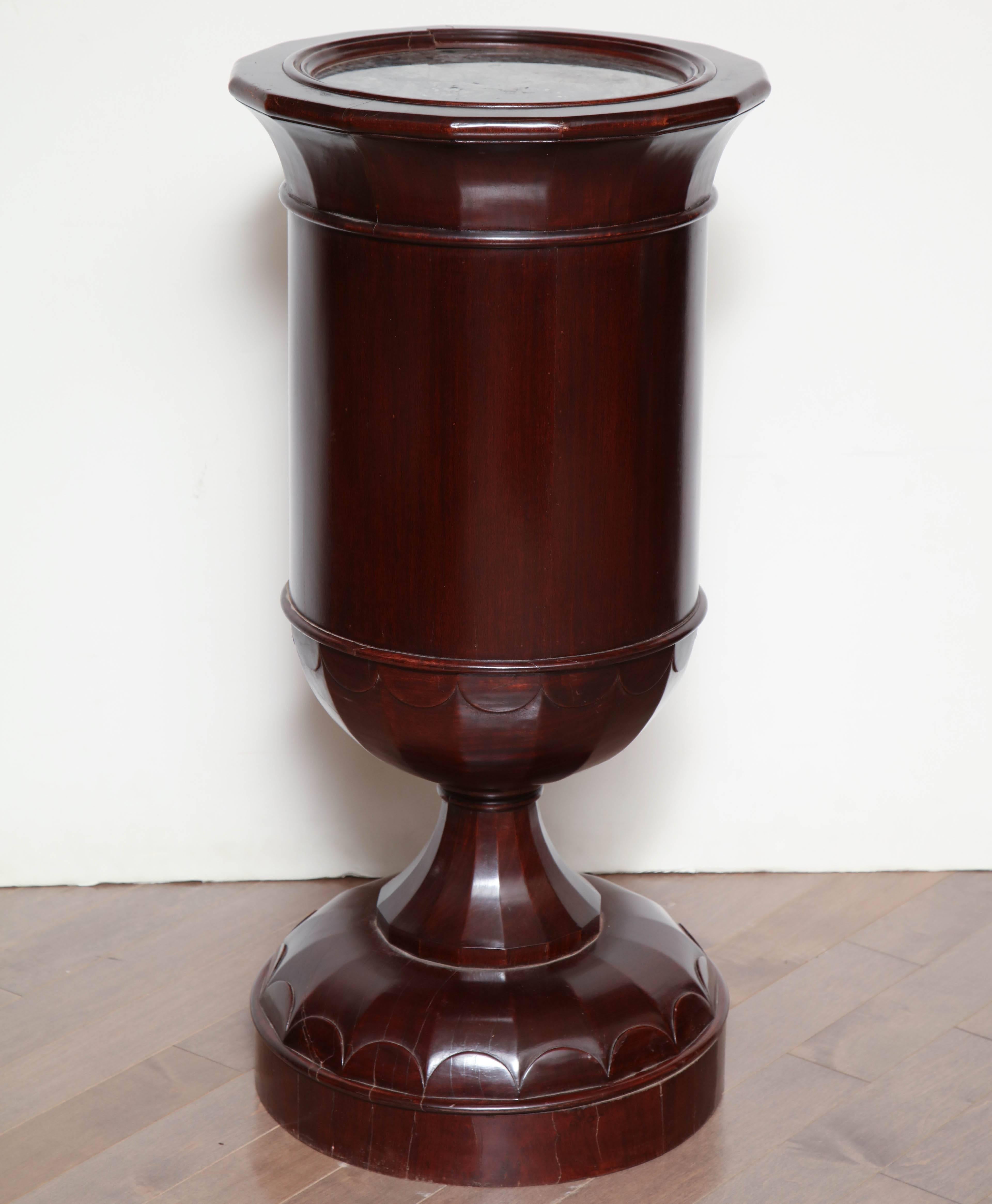 Mid-19th Century Mahogany Pedestal Table in the Manner of Josef Danhauser For Sale 3