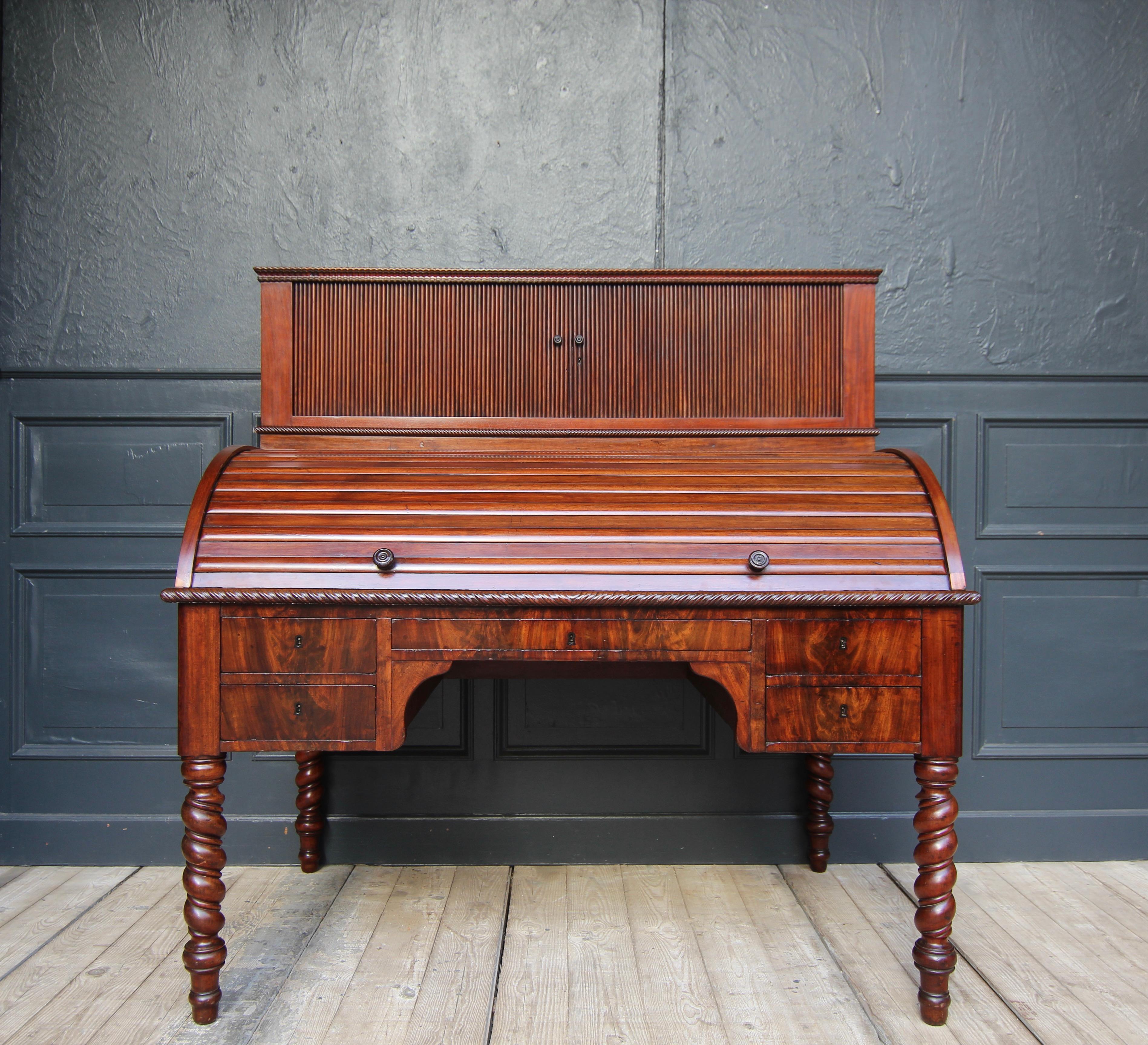 Roll bureau or roll secretary. Mid 19th century. Solid mahogany and veneered on oak. 

Standing on 4 twisted turned table legs with 5 long frame drawers, a work surface that can be closed with roller shutters and a top with sliding doors. The top