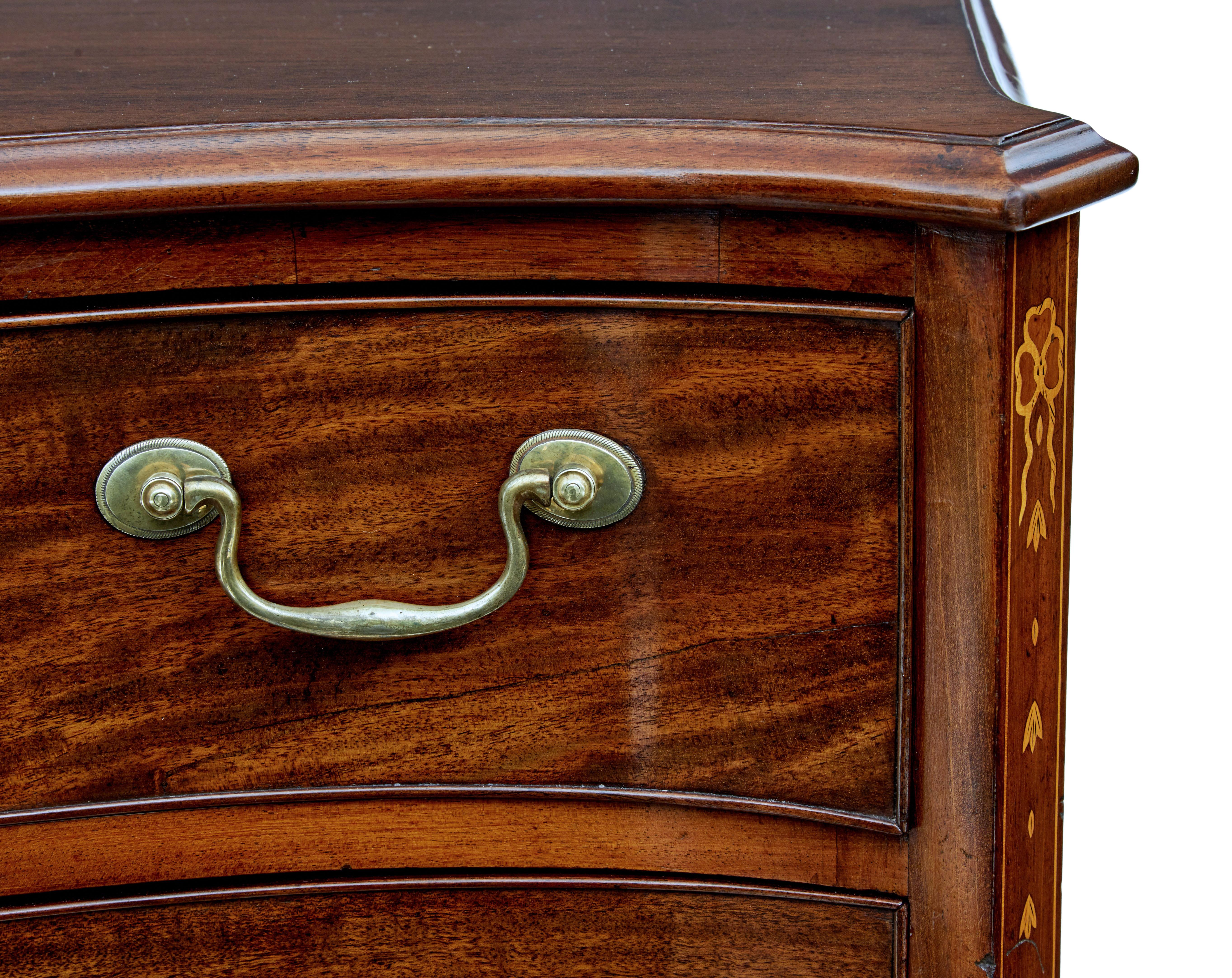 Mid-19th Century Mahogany Serpentine Chest of Drawers (19. Jahrhundert)