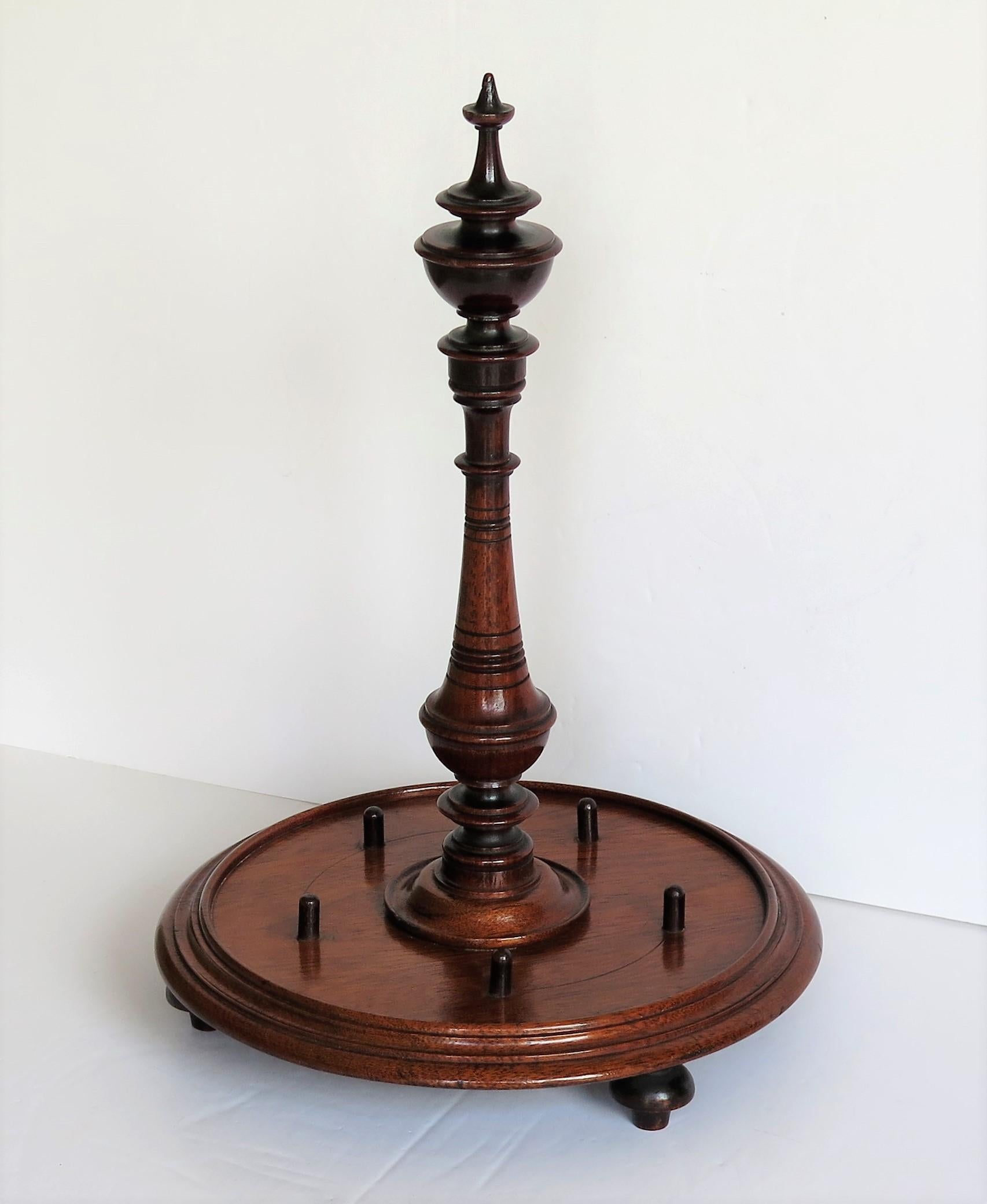 Mid-19th Century walnut Treen Bobbin Stand Finely Hand Turned, circa 1850 In Good Condition For Sale In Lincoln, Lincolnshire