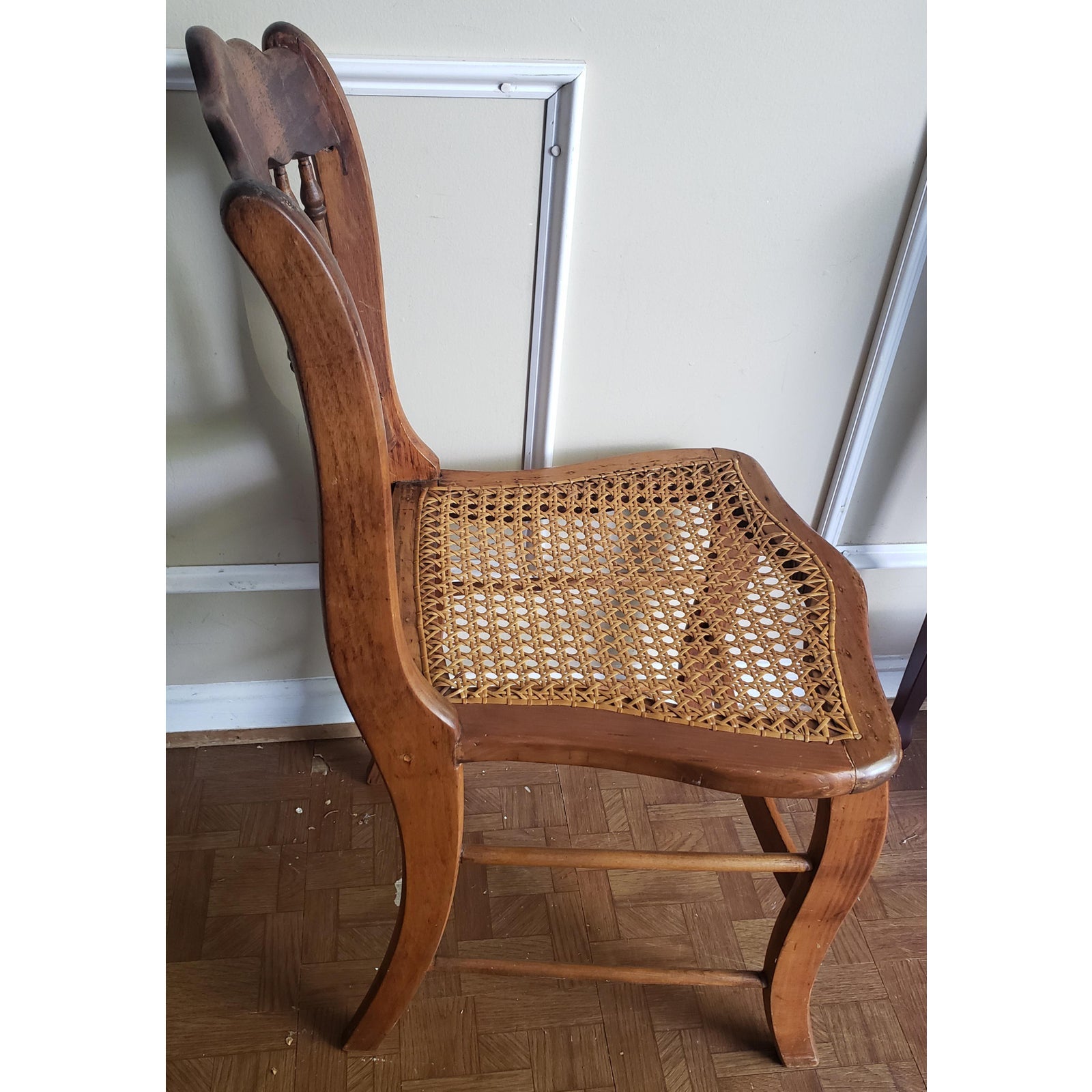 Chaise en érable du milieu du 19e siècle à dossier en fuseau et assise cannée Bon état - En vente à Germantown, MD