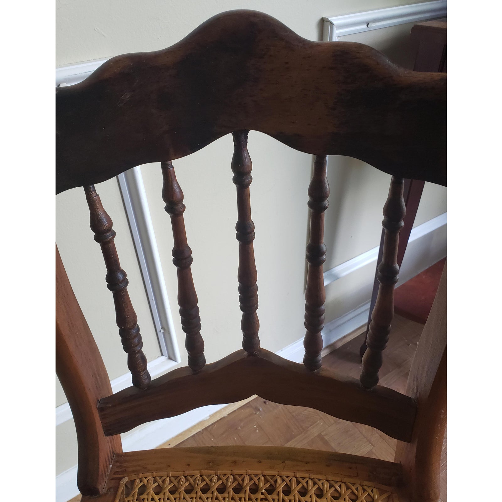 XIXe siècle Chaise en érable du milieu du 19e siècle à dossier en fuseau et assise cannée en vente