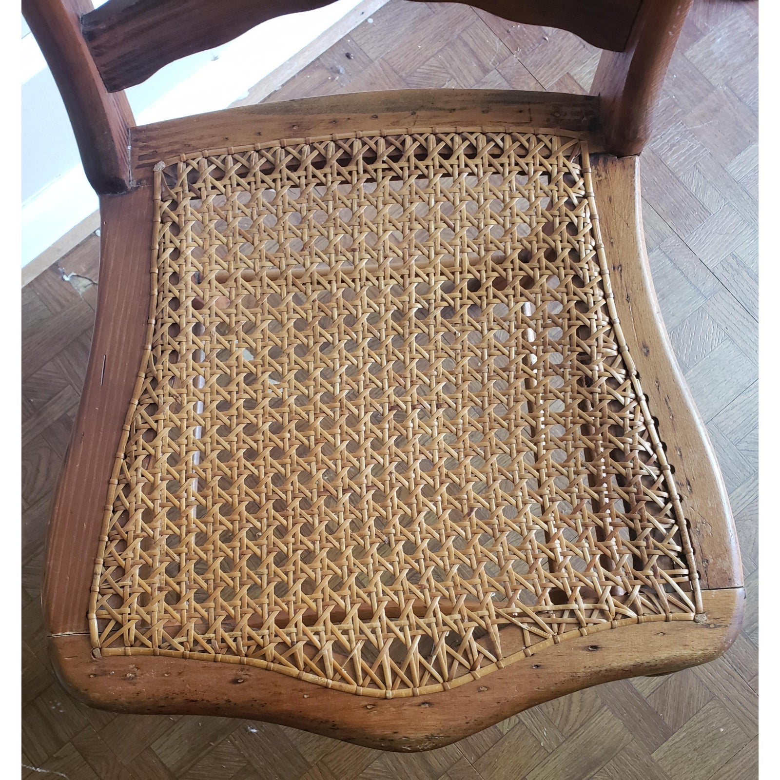 Canne Chaise en érable du milieu du 19e siècle à dossier en fuseau et assise cannée en vente