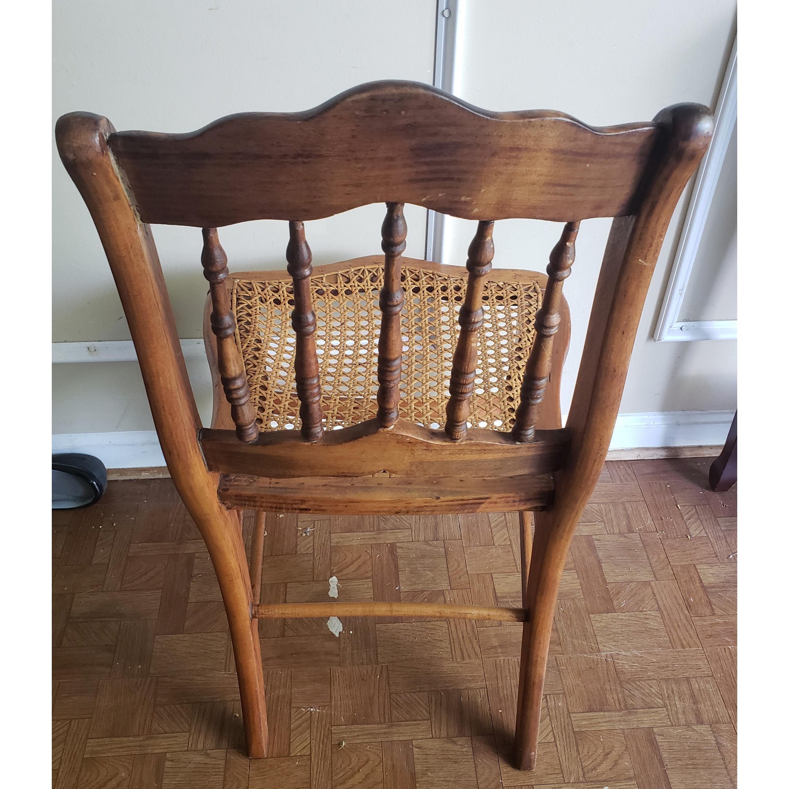 Chaise en érable du milieu du 19e siècle à dossier en fuseau et assise cannée en vente 1