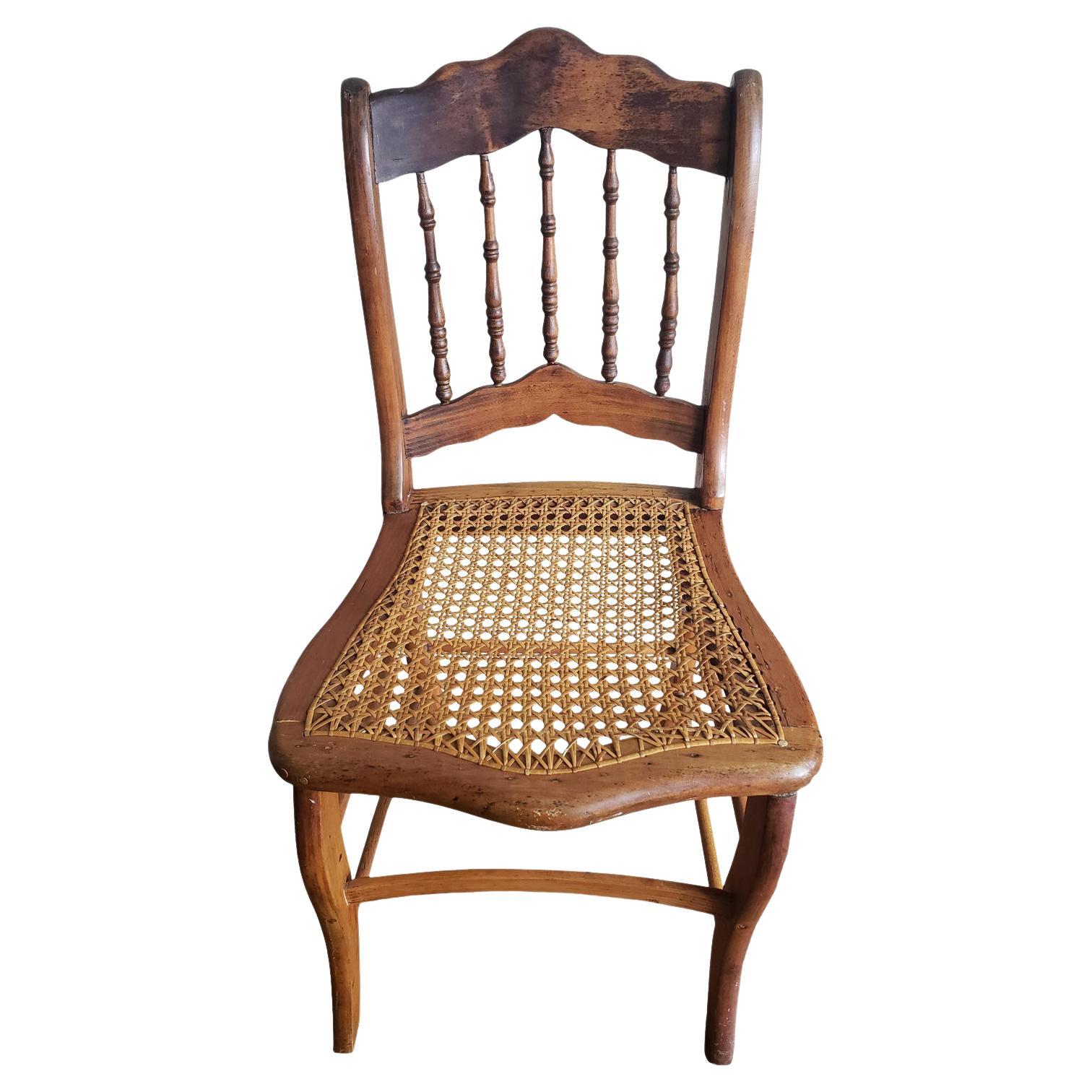 Chaise en érable du milieu du 19e siècle à dossier en fuseau et assise cannée