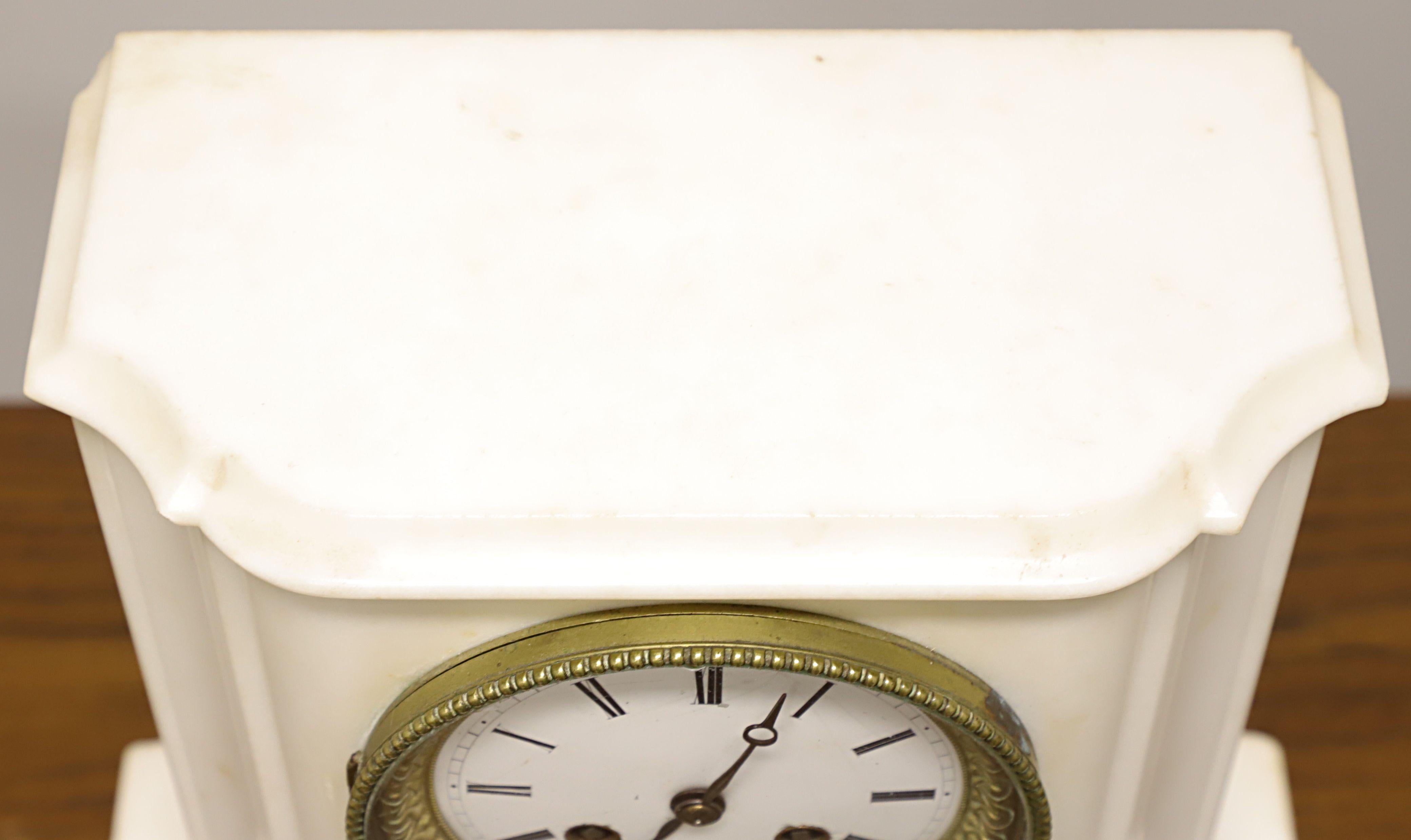 Inconnu Ancienne horloge de cheminée Empire à carillon en marbre du milieu du 19e siècle en vente