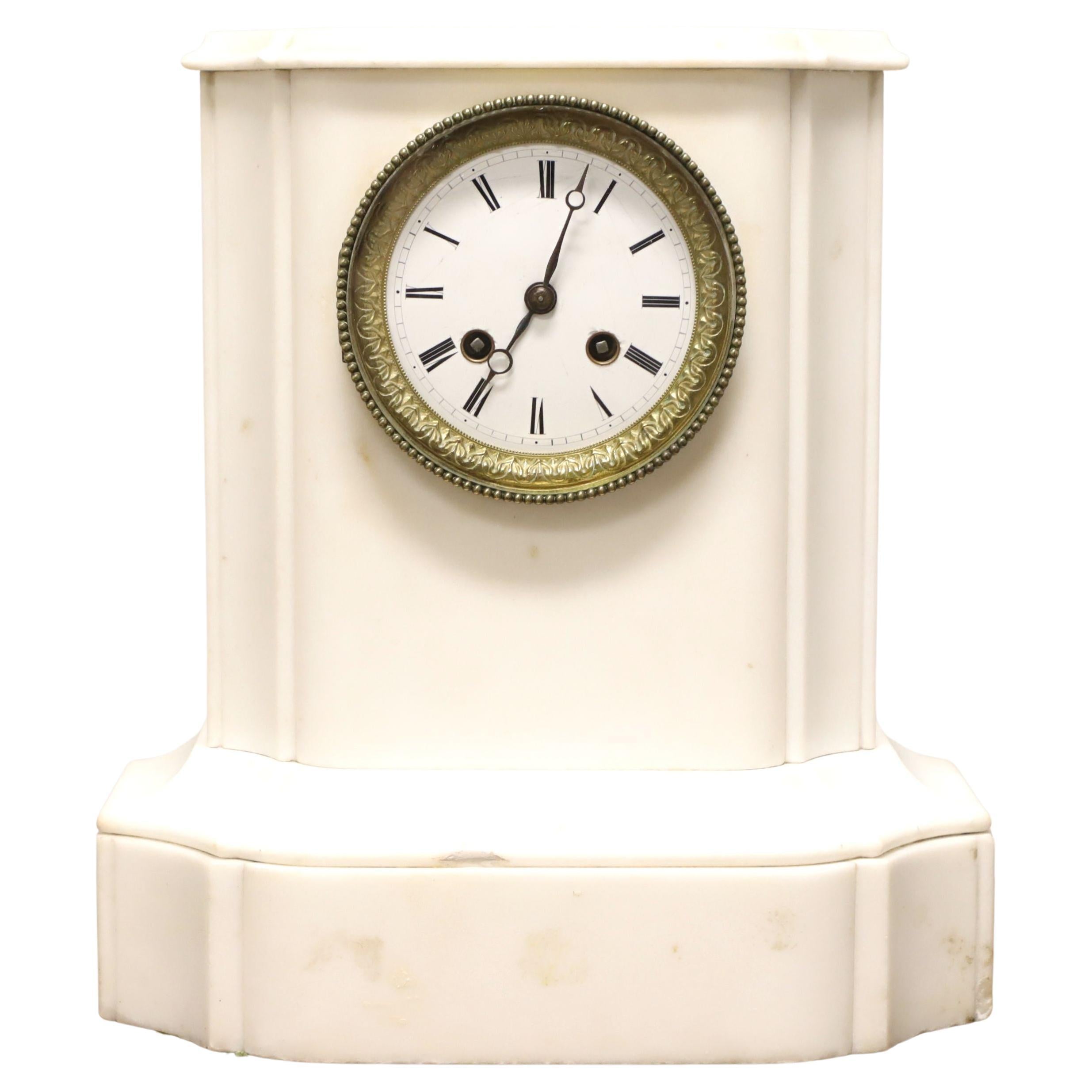Ancienne horloge de cheminée Empire à carillon en marbre du milieu du 19e siècle en vente