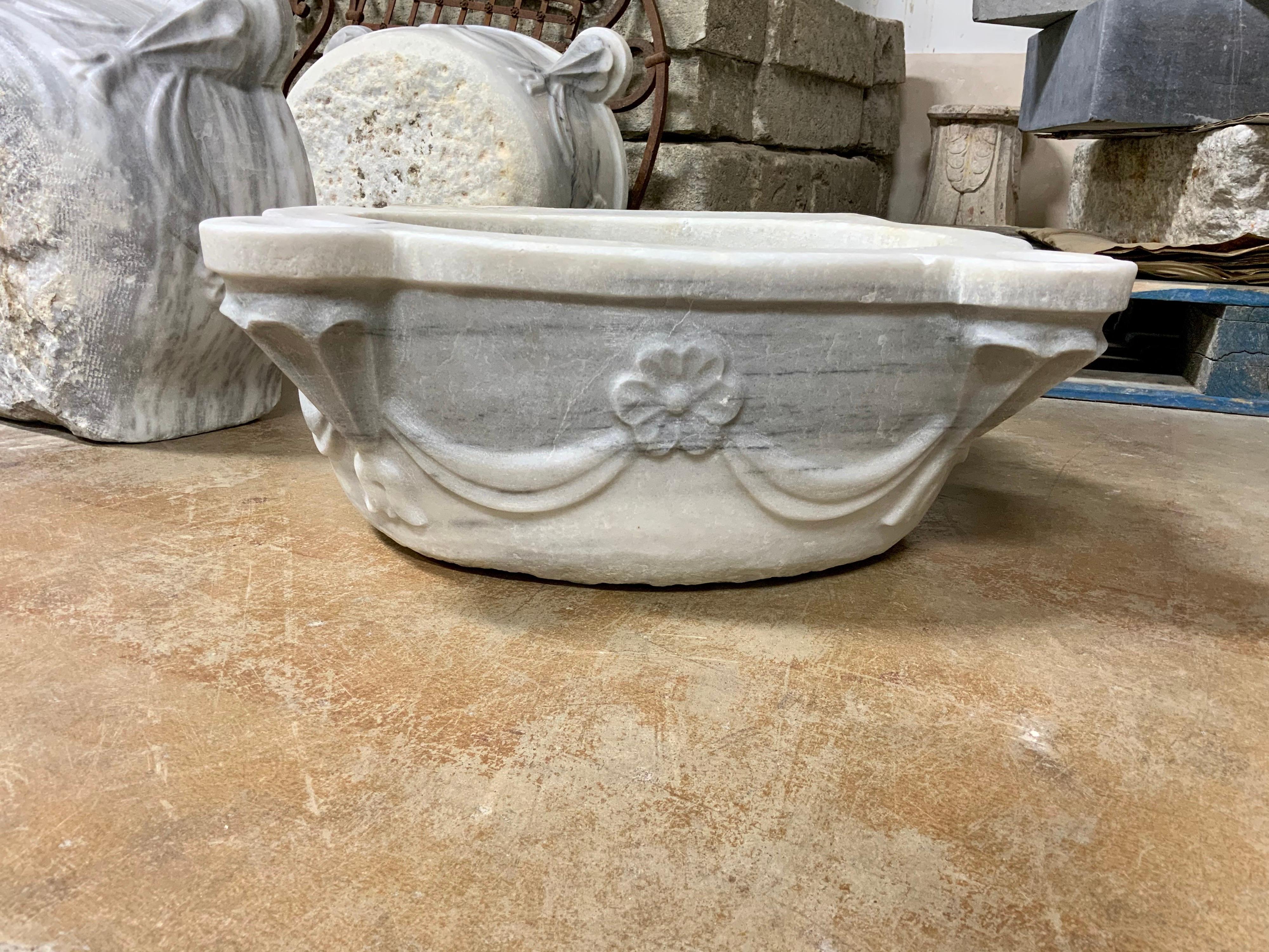 This marble sink origins from Greece, circa 1850.

Beautiful floral details.
