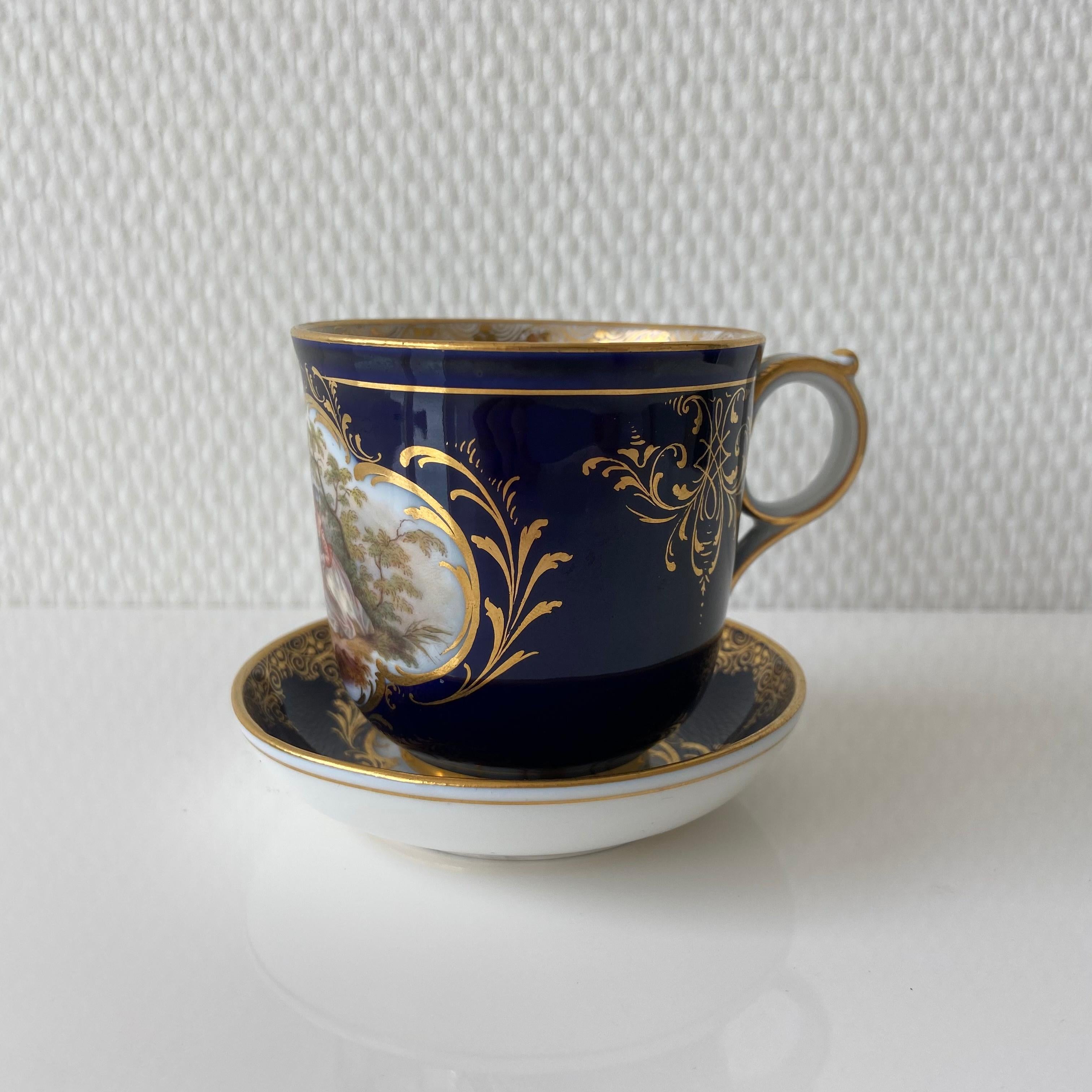 Mitte des 19. Jahrhunderts Meissen kobaltblau mit schöner Szenenmalerei Kaffeetasse Untertasse

2-teilige Mokkafassung aus Meissen.
Dekor: kobaltblauer Hintergrund mit schöner Szenenmalerei.
Abmessungen: Untertasse Durchmesser ca.