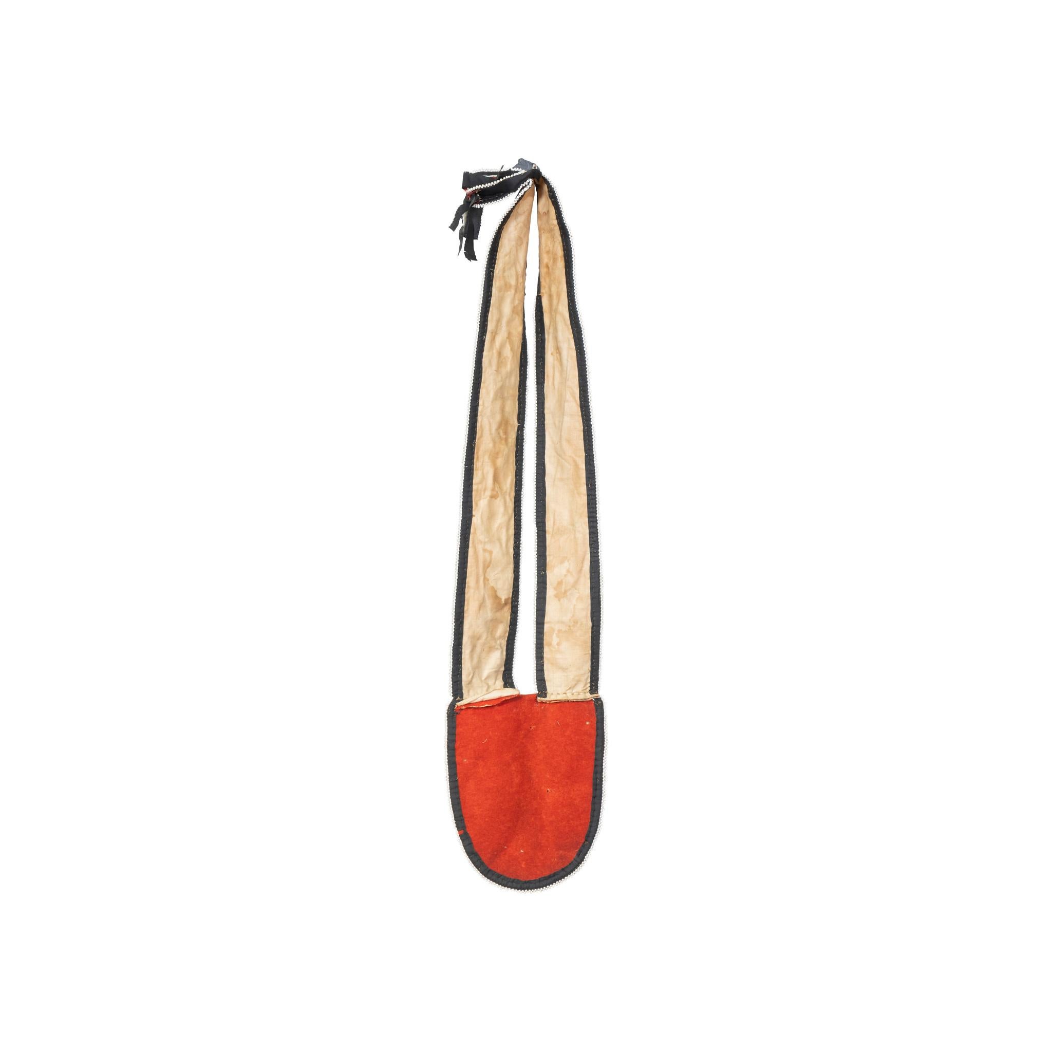Bandolière Métis Cree avec perlage classique sur Whiting rouge avec bordure de perles blanches et ruban de soie noir.

Période : Milieu du 19e siècle
Origine : Métis Cree
Taille : 30